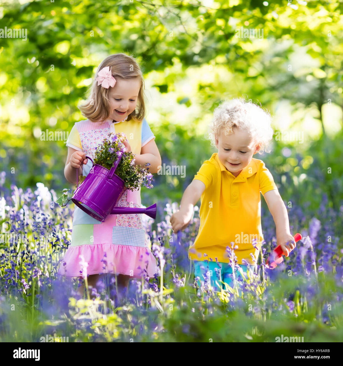 Садовник для детей. (work) in the garden all morning. Композиция дети сидят на природе. The children in the garden all morning. Детские увлечения.