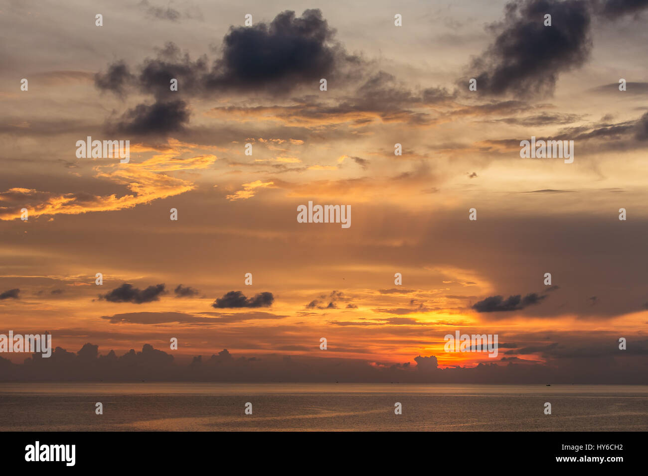 Cloudy sky over ocean sunset hi-res stock photography and images - Alamy