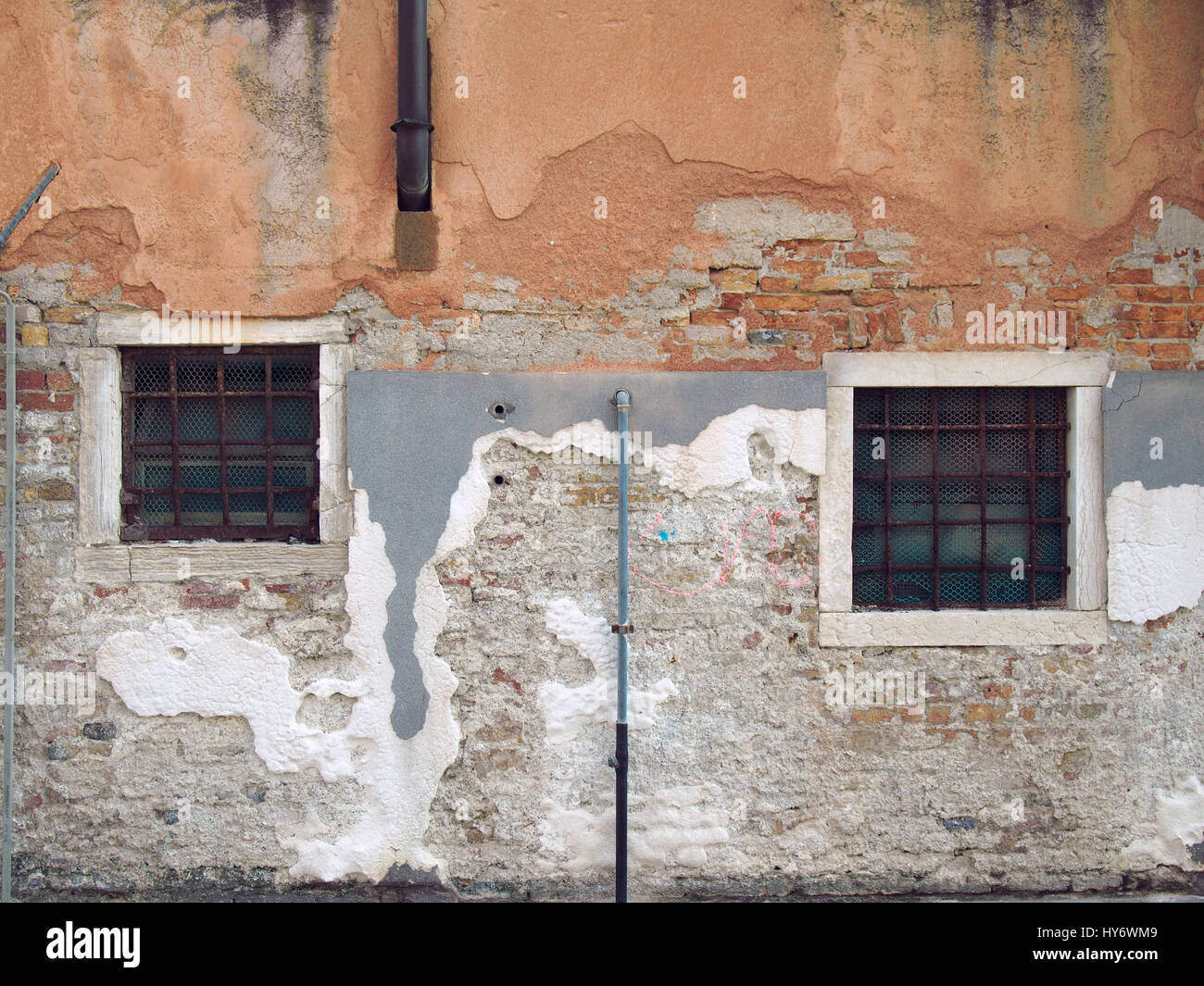 Old brick wall with windows hi-res stock photography and images - Alamy