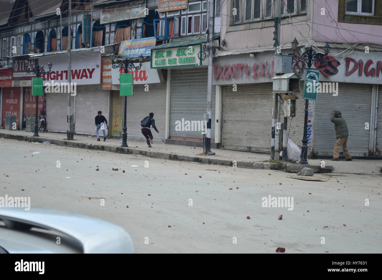Srinagar, India. 01st Apr, 2017. Paramilitary soldiers rush near the Lal Chowk in Srinagar on Saturday after few gunshots were heard near Taj Hotel in historical Business hub Lal Chowk in Srinagar in India controlled Kashmir, on 1 April 2017 as Kashmiri youth protesters heavy stone pelting at Paramilitary and police and police use heavy teargas shelling to dispurse kashmiri protesters assemble around commercial areas in the Srinagar city. Credit: Zahid Hussain Bhat/Pacific Press/Alamy Live News Stock Photo