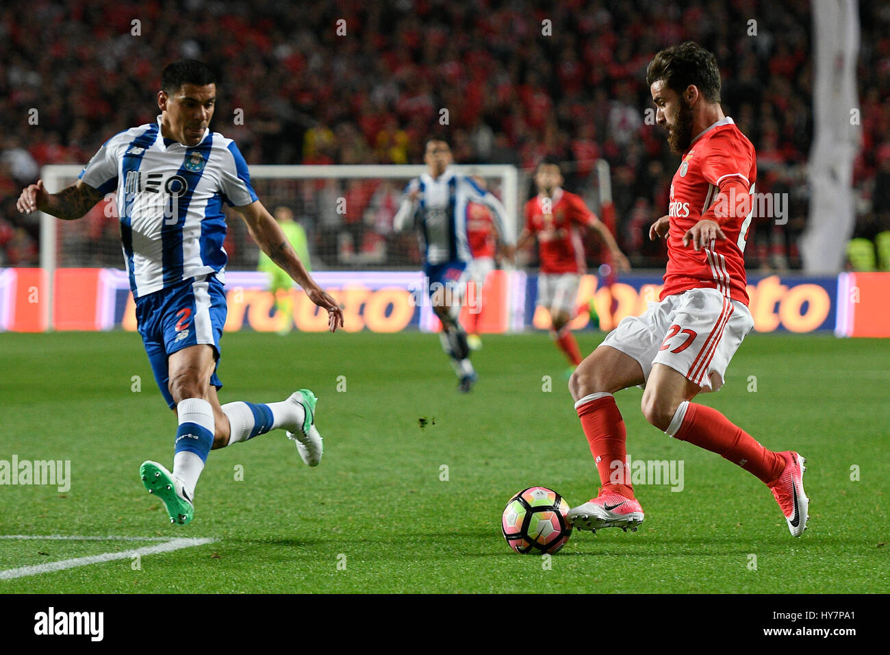 Portugal, Lisbon, April 1, 2017 -  FOOTBALL: PORTUGAL x FC PORTO - Maxi Pereira #2 PortoÕs defender from Uruguay (L) watches Rafa #27 BenficaÕs midfielder from Portugal controlling the ball during Portuguese First League football match between SL Benfica and FC Porto in Luz Stadium on April 1, 2017 in Lisbon, Portugal. Photo: Bruno de Carvalho / Alamy Stock Photo