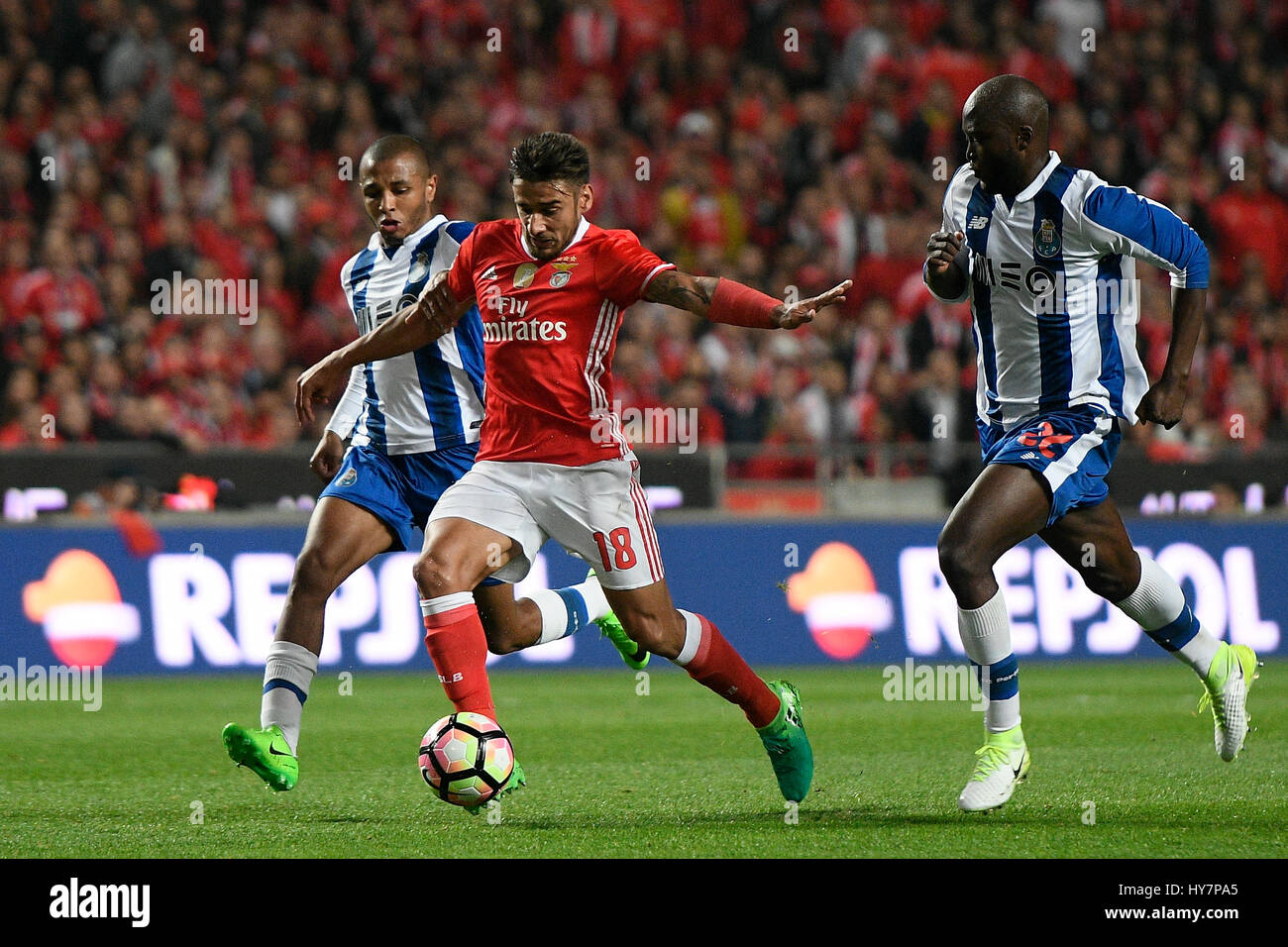 Portugal, Lisbon, April 1, 2017 -  FOOTBALL: PORTUGAL x FC PORTO - Eduardo Salvio #18 BenficaÕs midfielder from Argentina (C) control the ball between Yacine Brahimi #8 PortoÕs midfielder from Algeria (L) and Danilo Pereira #22 PortoÕs midfielder from Portugal (R) during Portuguese First League football match between SL Benfica and FC Porto in Luz Stadium on April 1, 2017 in Lisbon, Portugal. Photo: Bruno de Carvalho / Alamy Stock Photo