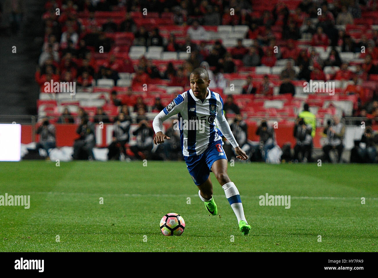 Portugal, Lisbon, April 1, 2017 -  FOOTBALL: PORTUGAL x FC PORTO - Yacine Brahimi #8 PortoÕs midfielder from Algeria in action during Portuguese First League football match between SL Benfica and FC Porto in Luz Stadium on April 1, 2017 in Lisbon, Portugal. Photo: Bruno de Carvalho / Alamy Stock Photo