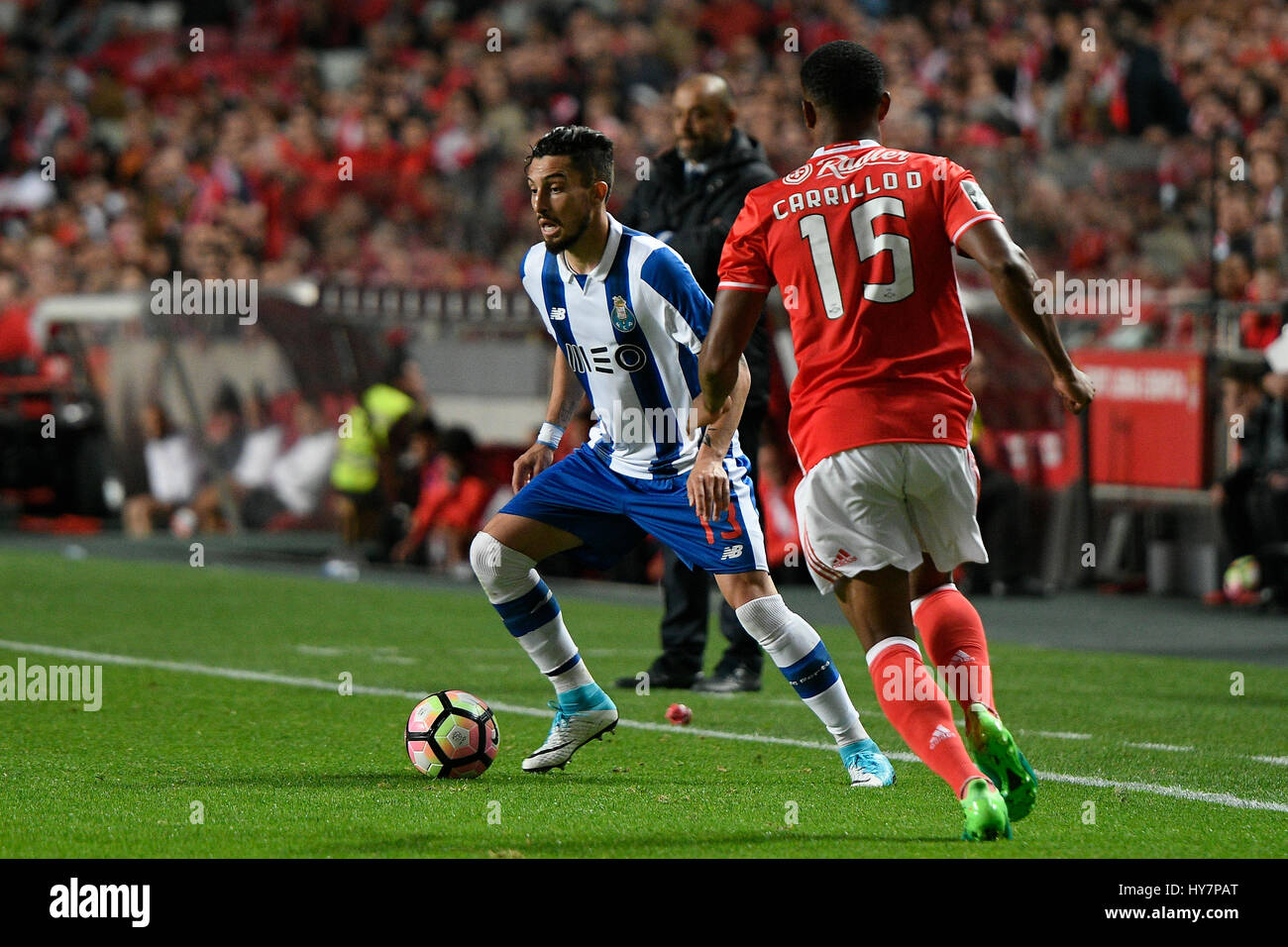 Portugal, Lisbon, April 1, 2017 -  FOOTBALL: PORTUGAL x FC PORTO - Alex Telles #13 PortoÕs defender from Brazil (L) controls the ball while Andre Carrillo #15 BenficaÕs forward from Peru (R) follows during Portuguese First League football match between SL Benfica and FC Porto in Luz Stadium on April 1, 2017 in Lisbon, Portugal. Photo: Bruno de Carvalho / Alamy Stock Photo