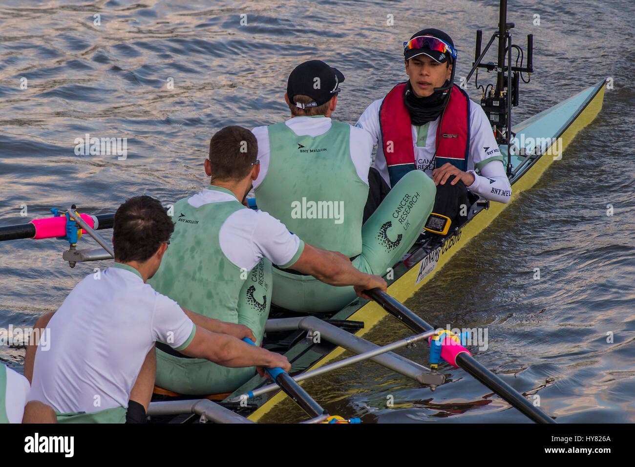 Boats heads up the river thames hires stock photography and images Alamy