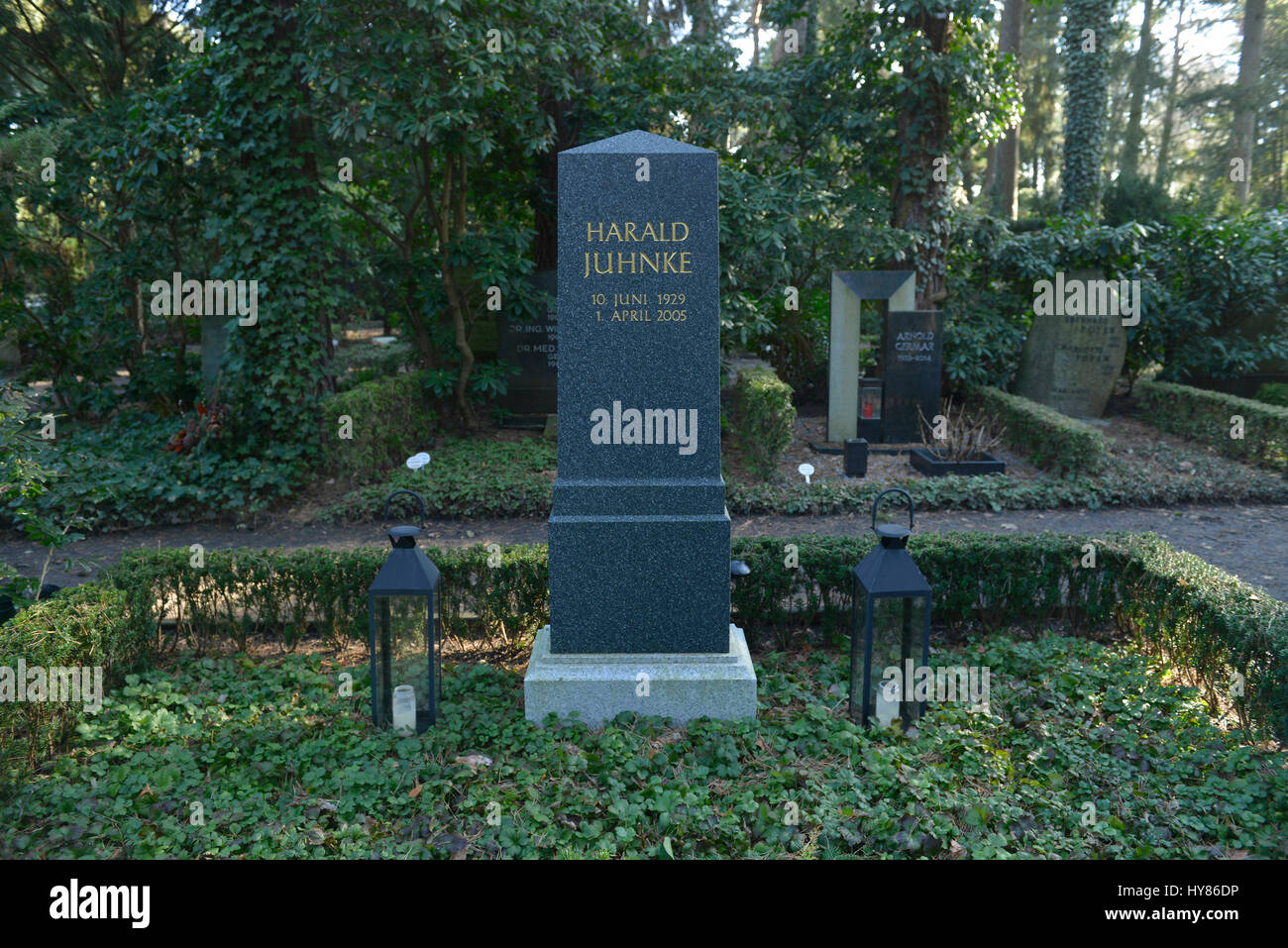 Grave, Harald Juhnke, forest cemetery of Dahlem, hut way, Berlin, Germany / hut way, Grab, Waldfriedhof Dahlem, Huettenweg, Deutschland / Hüttenweg Stock Photo