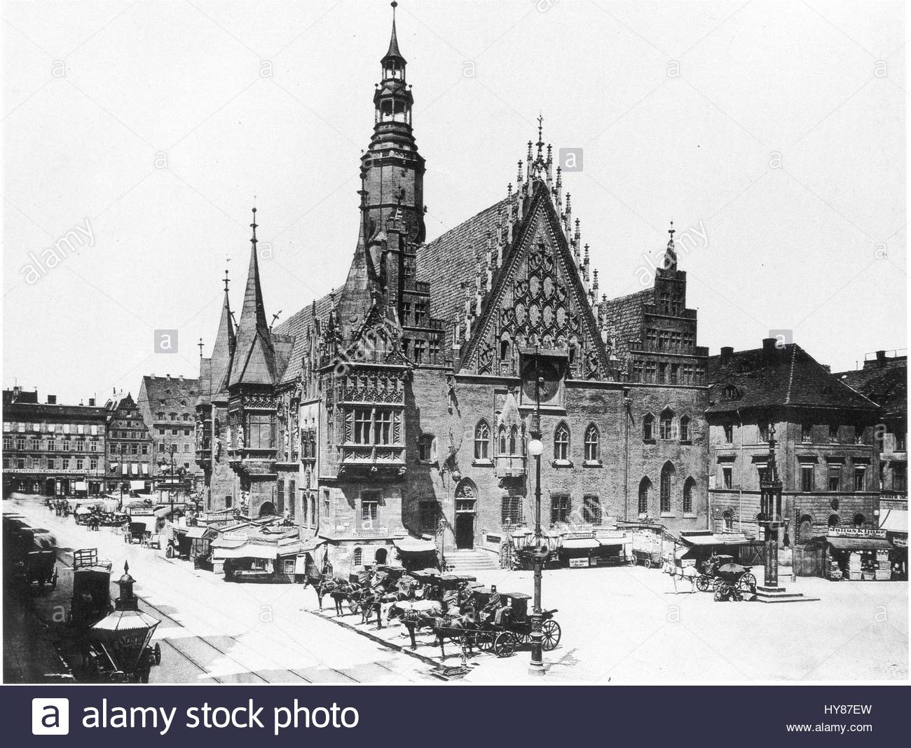 https://c8.alamy.com/comp/HY87EW/facades-of-old-historic-tenements-on-rynek-market-square-in-wroclaw-HY87EW.jpg