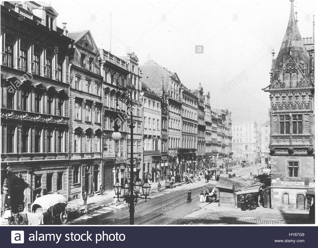 https://c8.alamy.com/comp/HY87G9/facades-of-old-historic-tenements-on-rynek-market-square-in-wroclaw-HY87G9.jpg