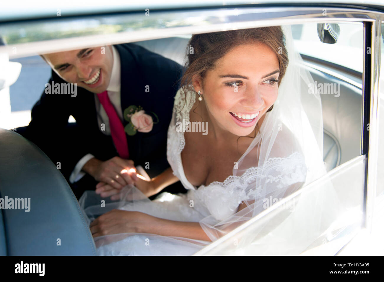 Bride and groom in car hires stock photography and images Alamy