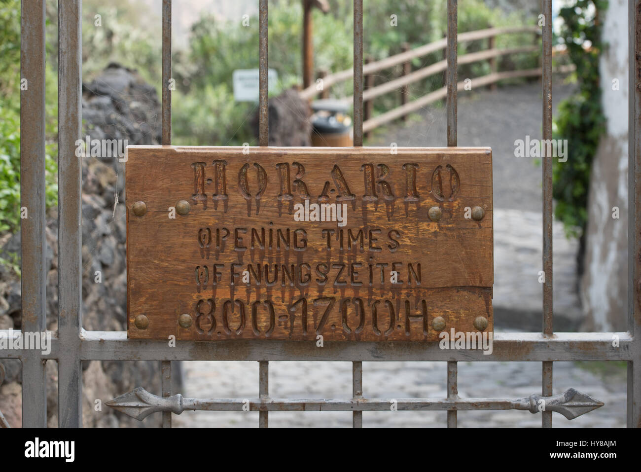 Information table with opening hours in Spanish and English horario to