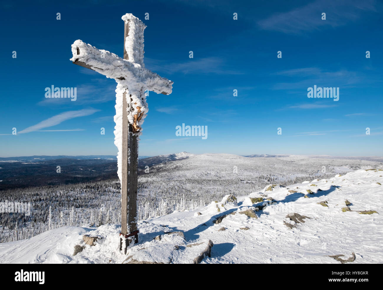 Gipfelkreuz auf Lusen, hinten der Rachel, Nationalpark Bayerischer Wald, Niederbayern, Bayern, Deutschland Stock Photo