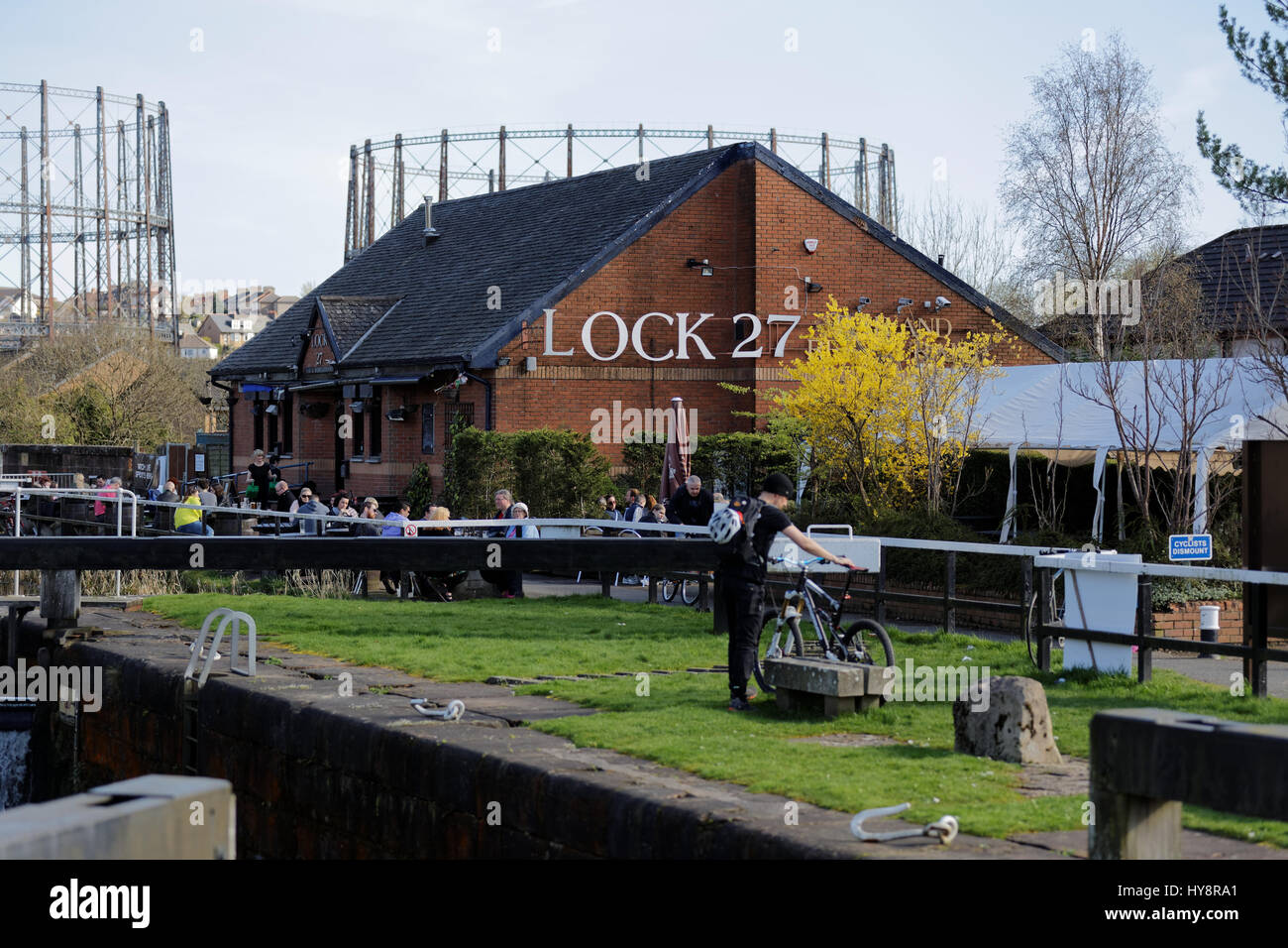 lock 27 Forth and Clyde cana pub on lock canal Stock Photo
