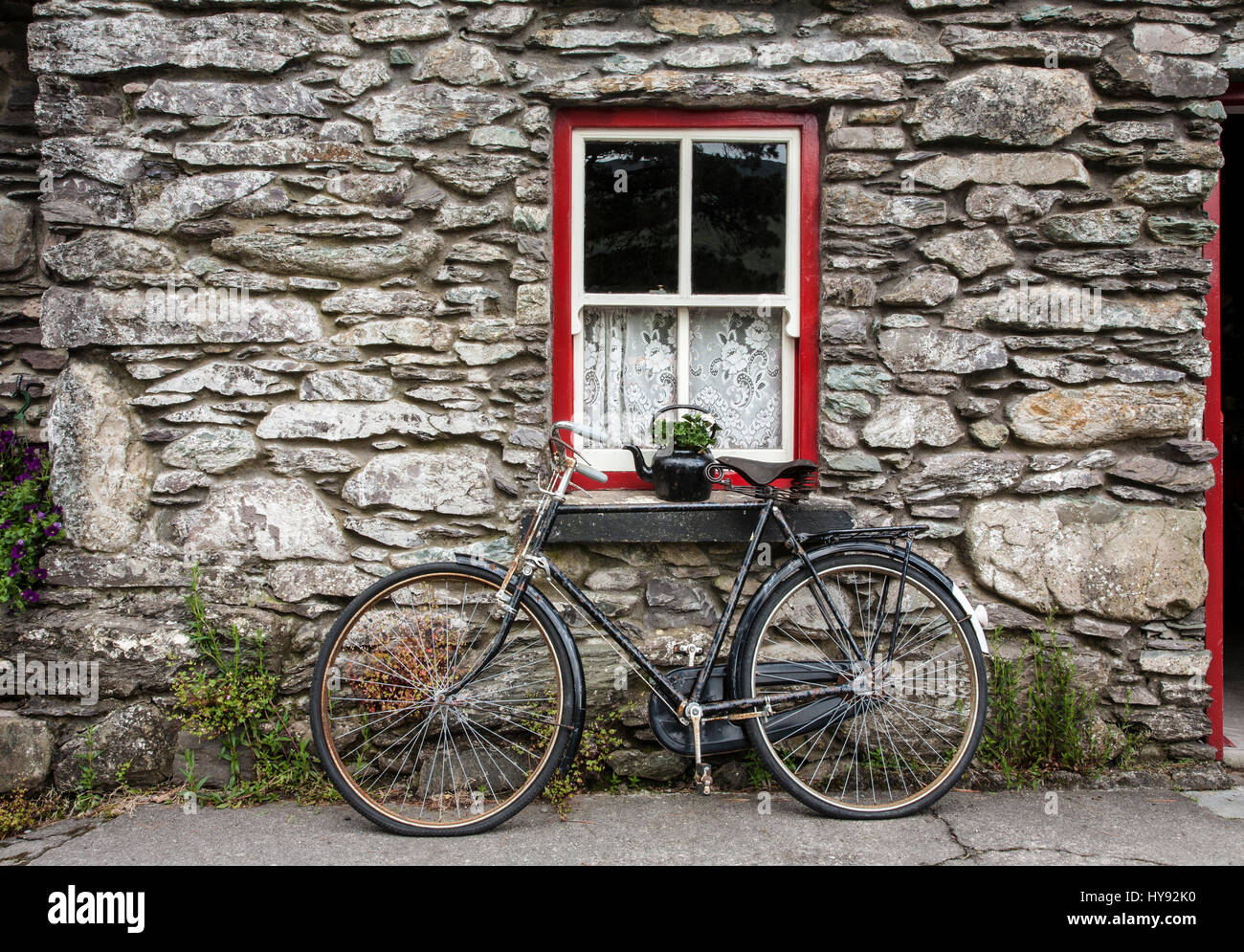 Molly’s stone country house window and vintage bicycle, Ireland, Europe, Famine Cottage of Molly Gallivan’s, Bonane County Kerry, historic famine site Stock Photo