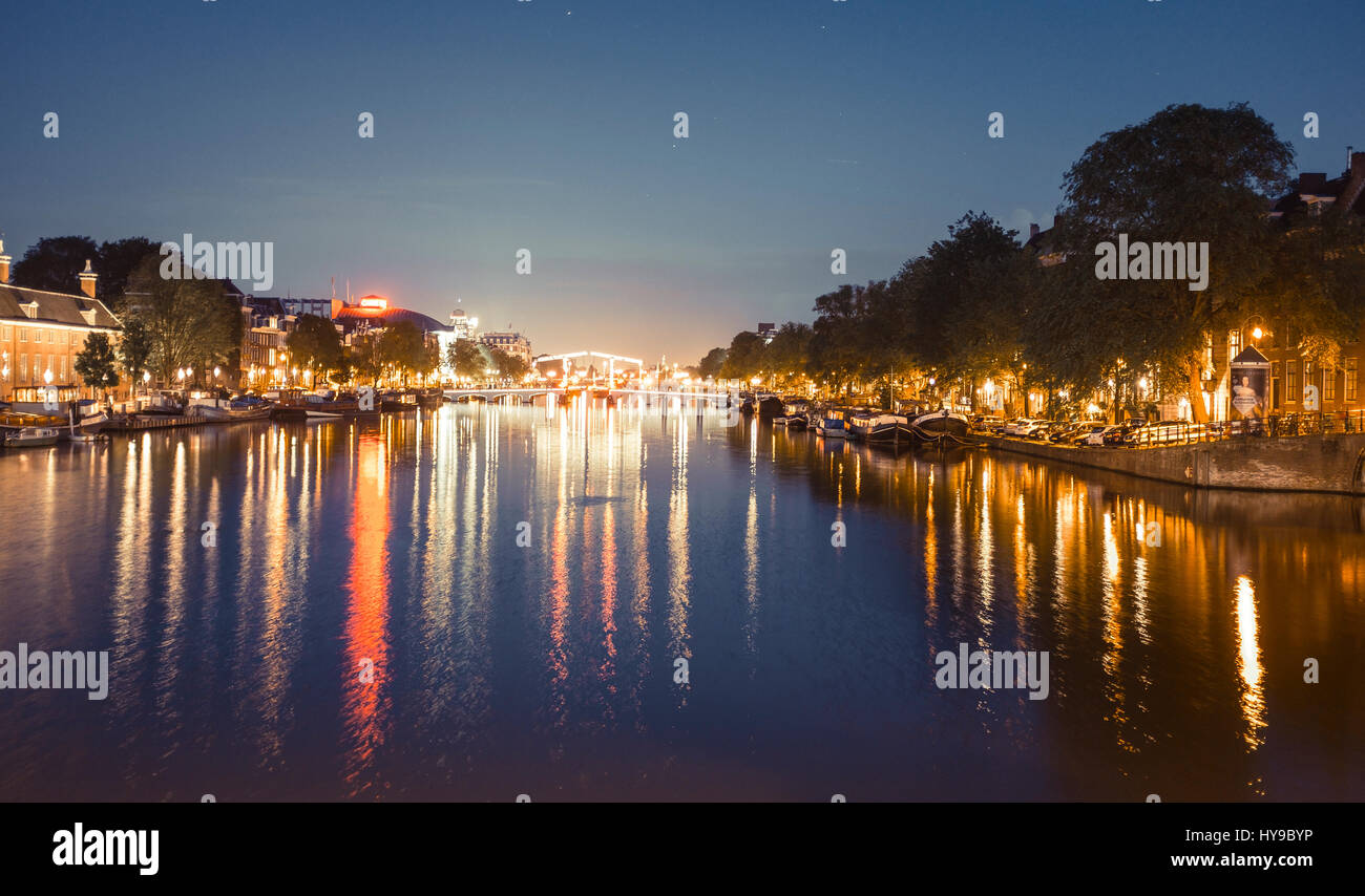 Amsterdam canal street view night hi-res stock photography and images ...