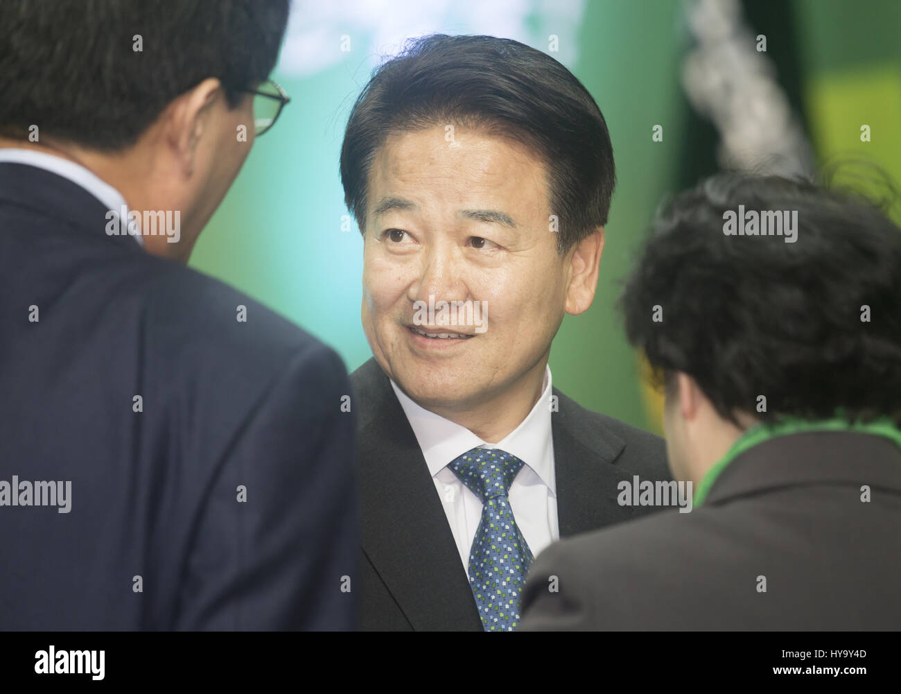 Seoul, South Korea. 2nd Apr, 2017. Chung Dong-Young, Apr 2, 2017 : Chung Dong-Young (C), a lawmaker of the People's Party, arrives to observe a party primary in Seoul, South Korea. South Korea's presidential election will be held on May 9 after official 22-day campaign period from April 17. Credit: Lee Jae-Won/AFLO/Alamy Live News Stock Photo