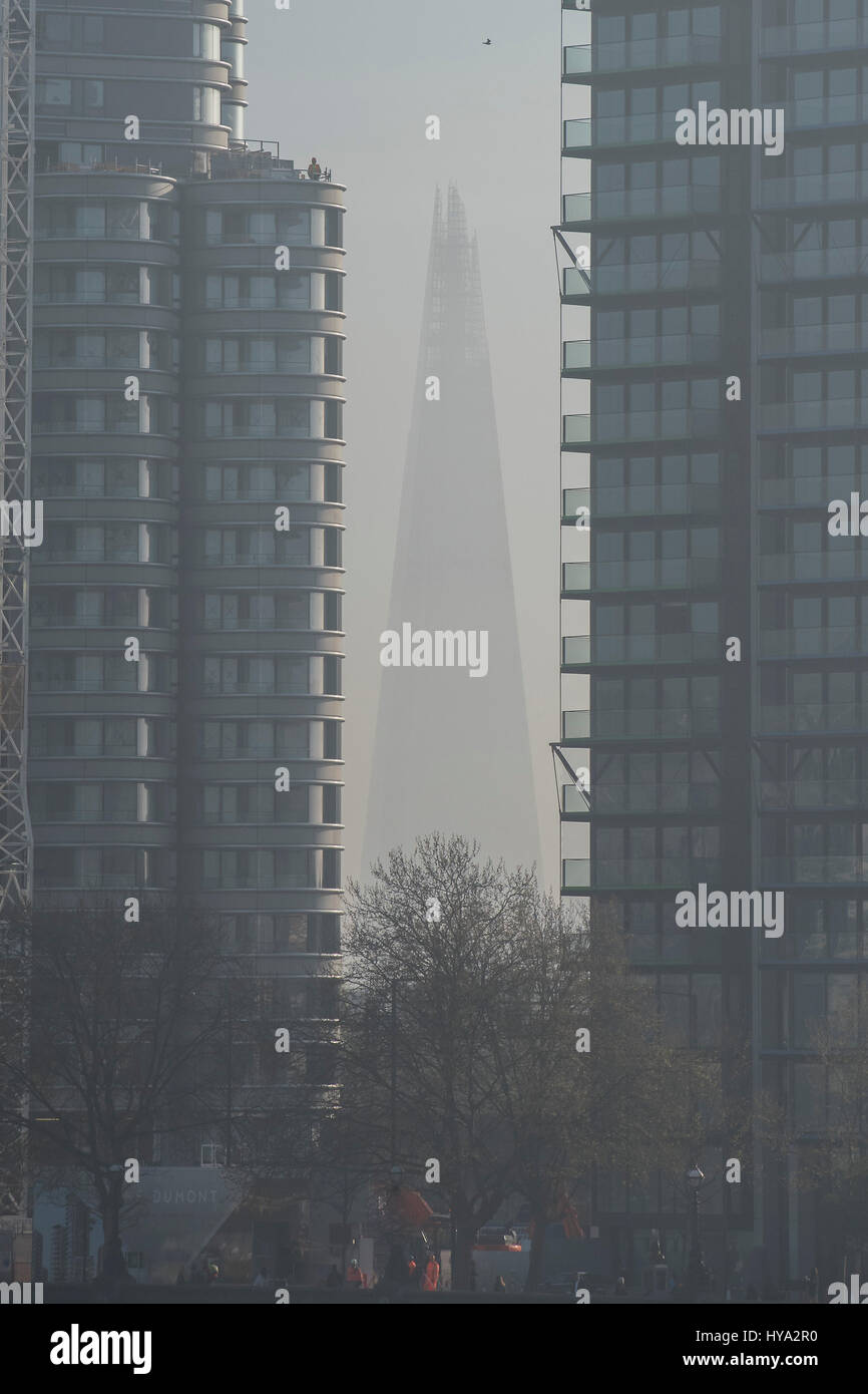 London, UK. 3rd Apr, 2017. UK Weather. Fog/smog hangs over the River Thames and London. Credit: Guy Bell/Alamy Live News Stock Photo