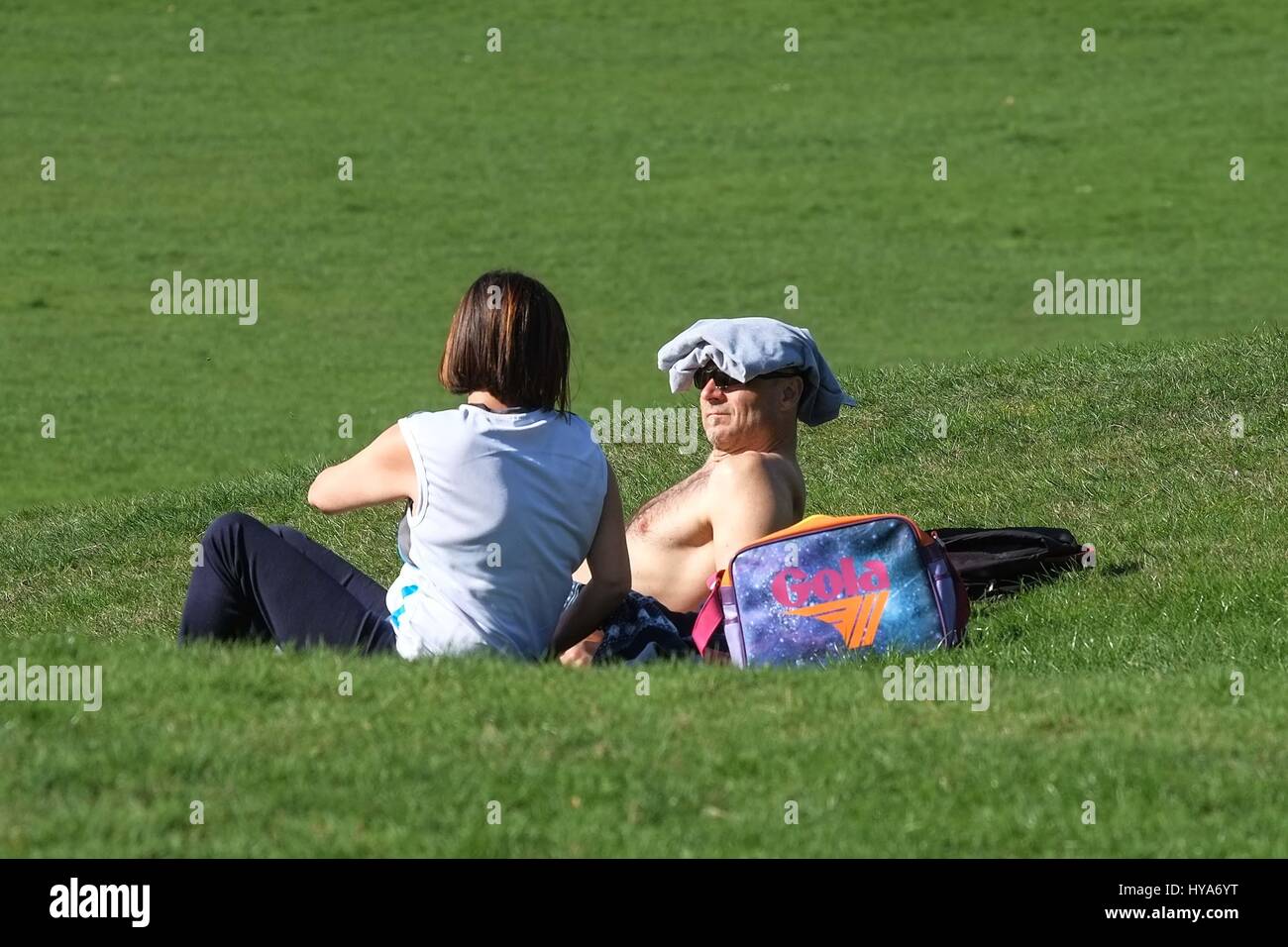 London, UK. 3rd April 2017. Londoners enjoy the sunshine and warm temperature. Credit:claire doherty/Alamy Live News Stock Photo