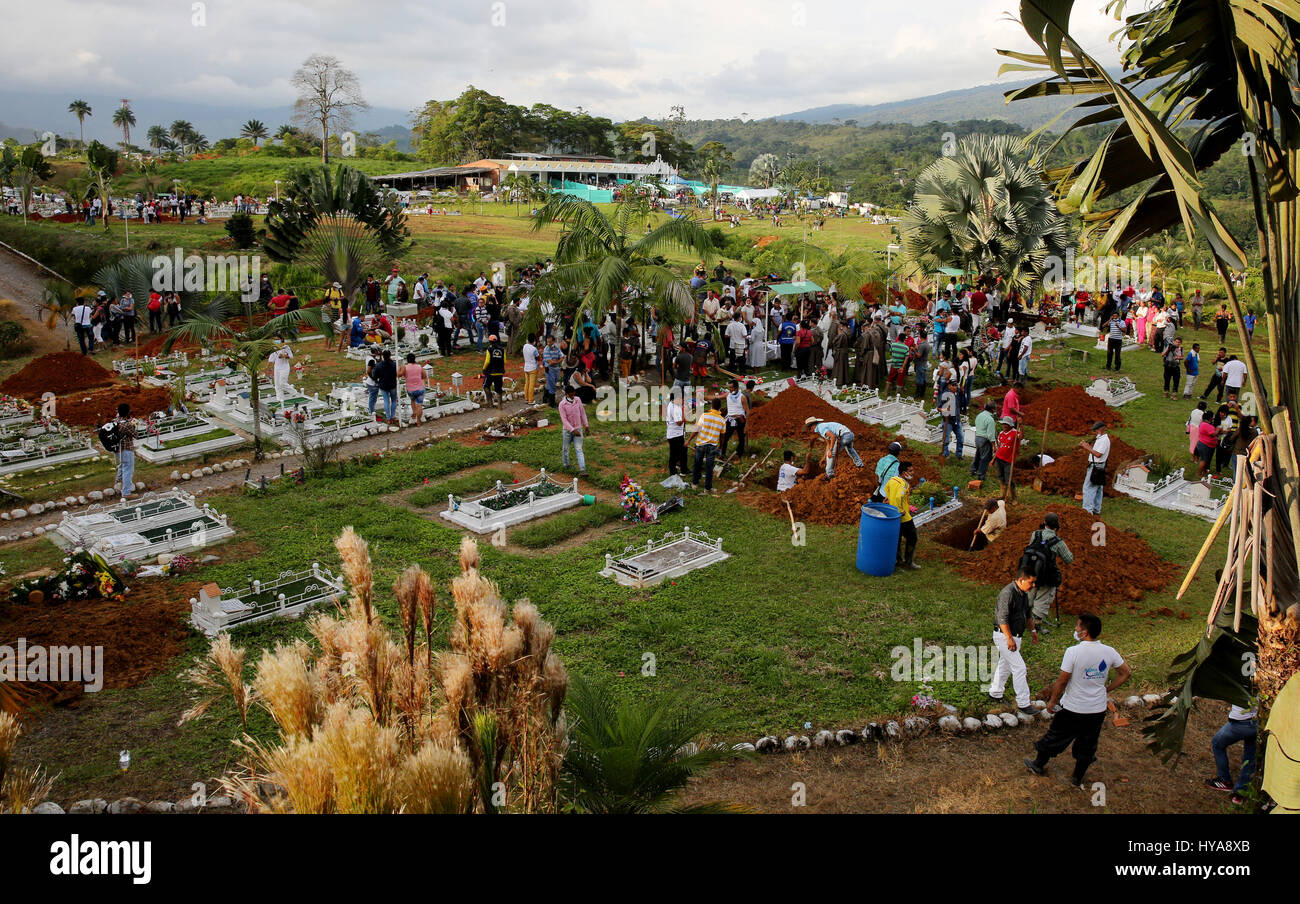 Mocoa Colombia 3rd Apr 2017 People Attend A Collective Burial Of Stock Photo Alamy