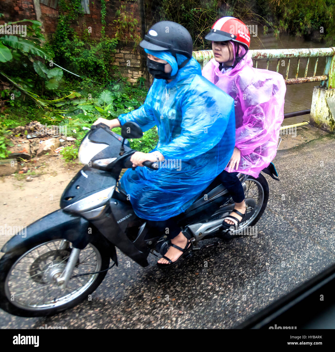 The rain doesn't stop life in Vietnam Stock Photo