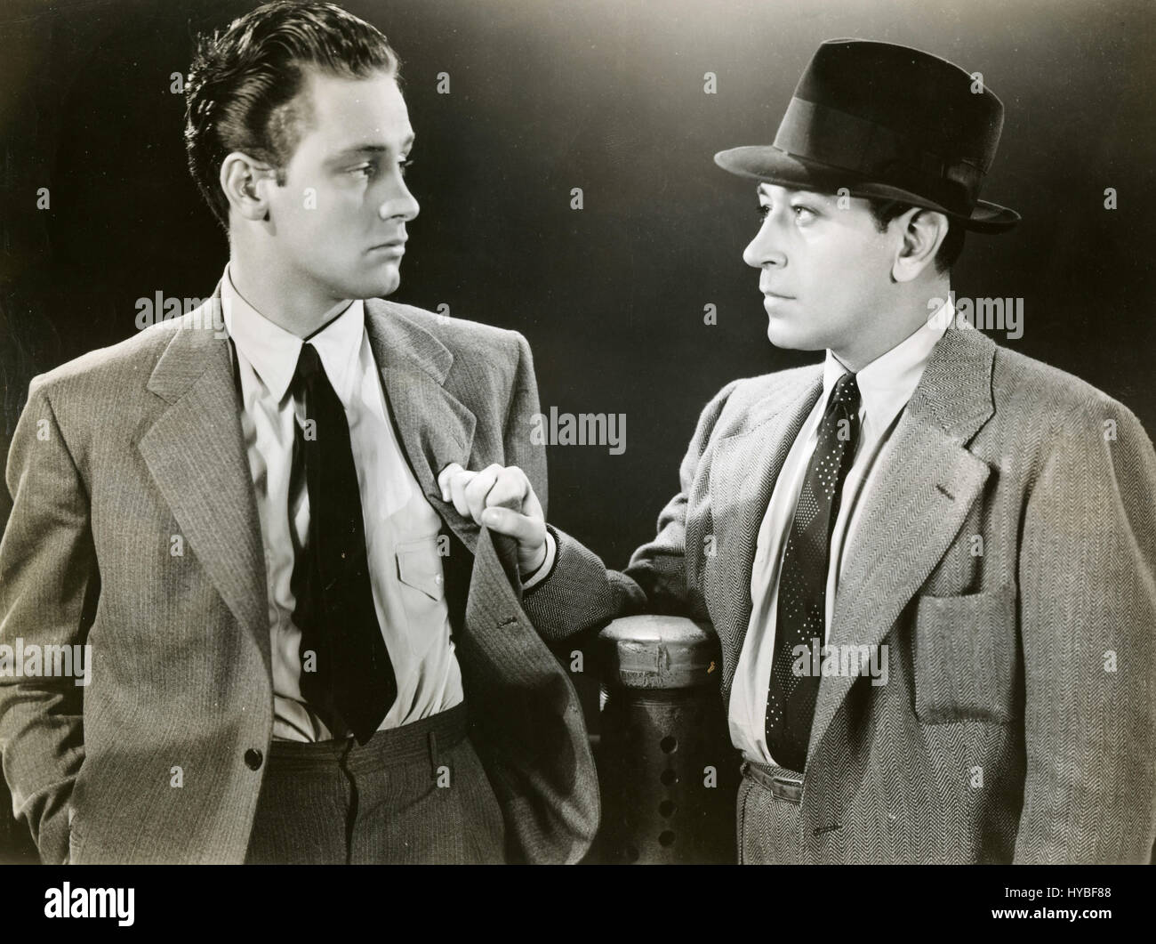 American actors George Raft and William Holden in the movie 'Invisible Stripes', USA 1939 Stock Photo