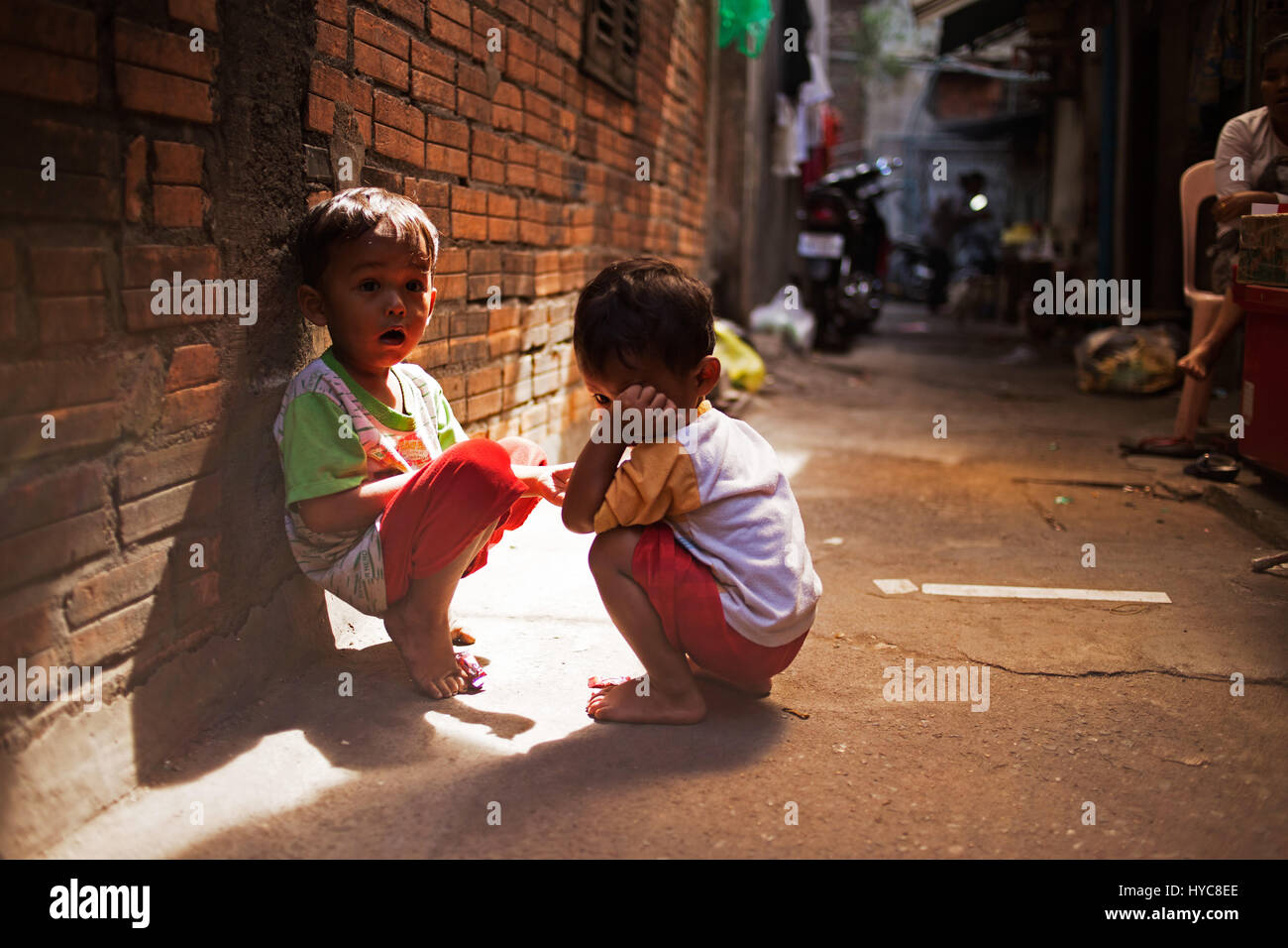 children sitting on the street, phnom penh, cambodia Stock Photo - Alamy