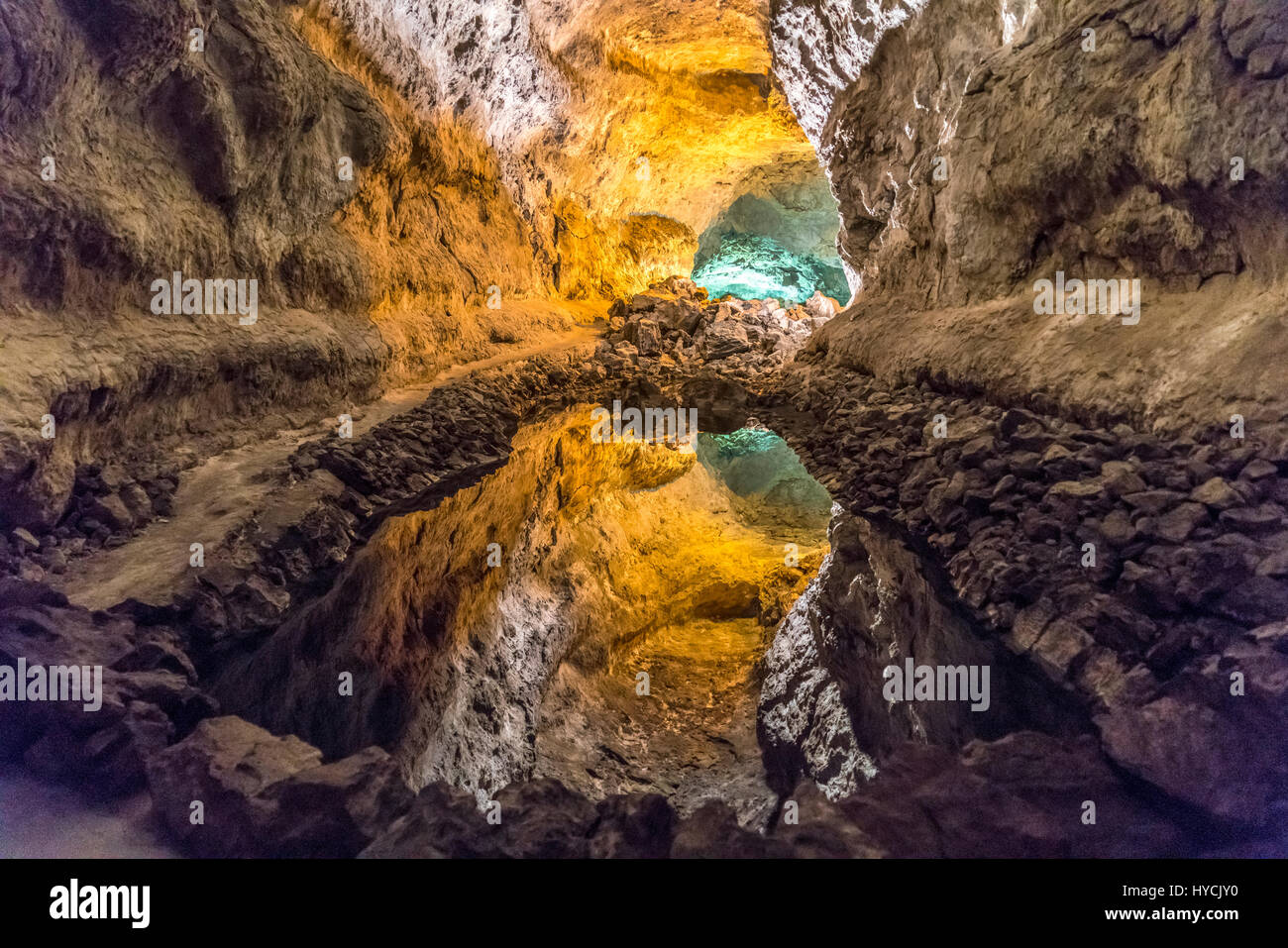 Reflektion in der Lavaröhre Cueva de los Verdes, Insel Lanzarote, Kanarische Inseln, Spanien Reflektion in der Lavaröhre Cueva de los Verdes, Insel Lanzarote, Kanarische Inseln, Spanien