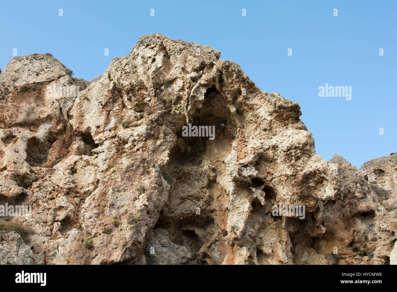Limestone rocks drop at Cape Kako Mouri on the south coast of Crete steep to the Libyan Sea.  An der Südküste Kretas fallen die Kalkfelsen des Kap Kak Stock Photo