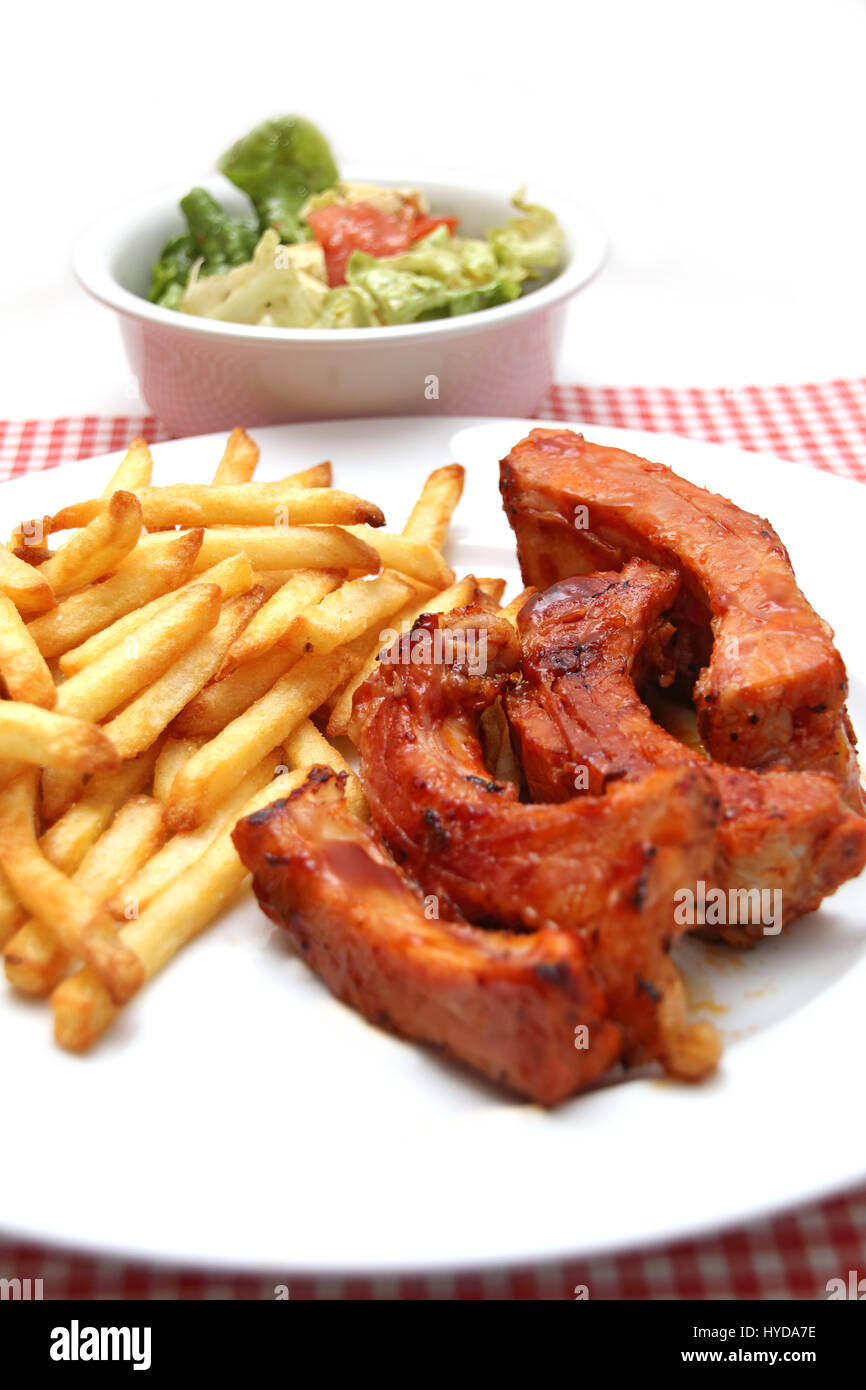 Spare ribs mit Pommes und Salat Stock Photo - Alamy