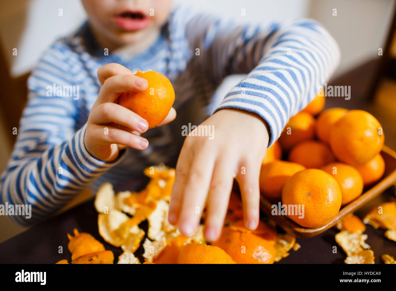 Мандаринов предложение. Кушать мандарины. Апельсин для детей. Дети едят мандарины. Мандарин картинка.