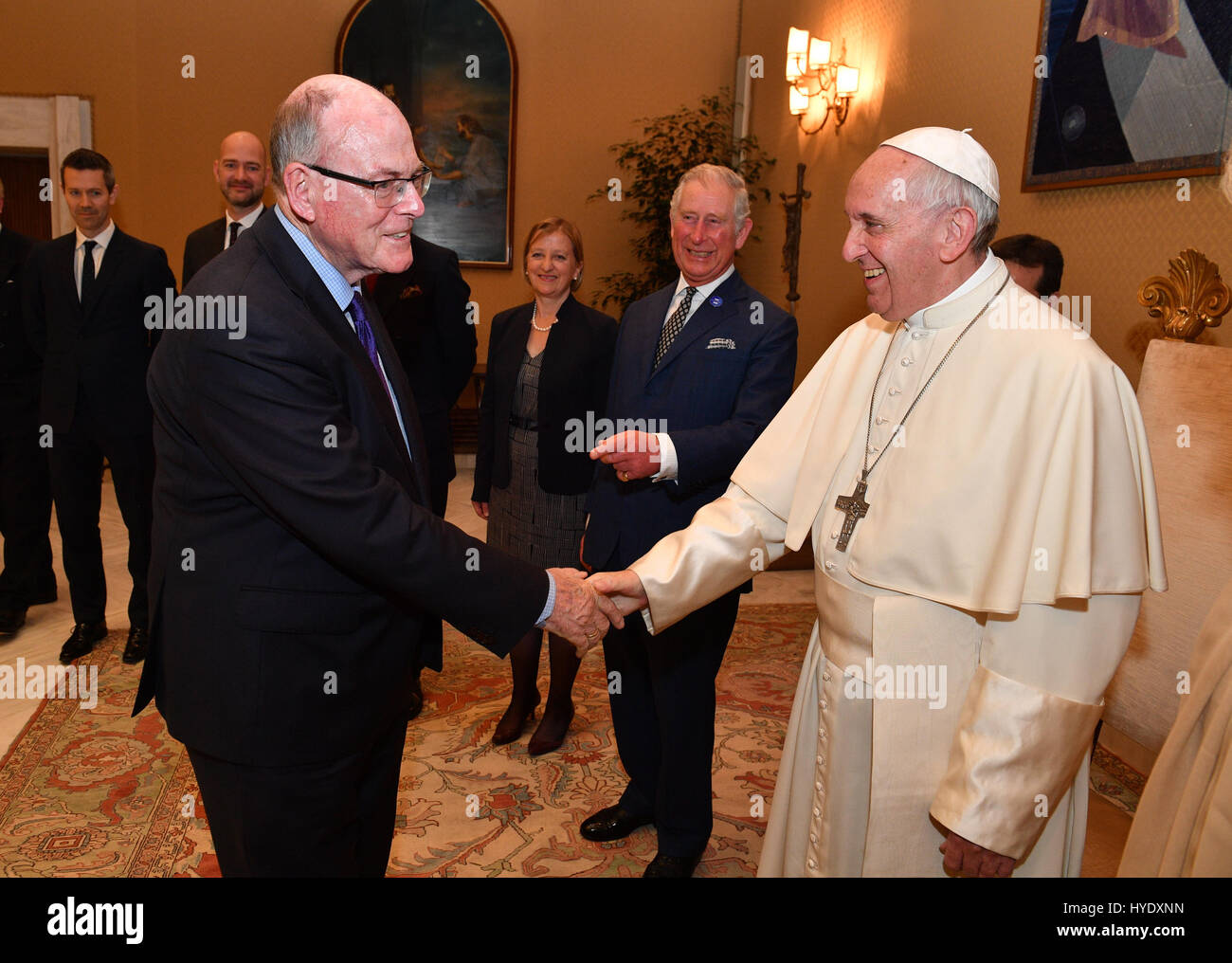 the-sun-royal-photographer-arthur-edwards-shakes-hands-with-pope-francis-HYDXNN.jpg