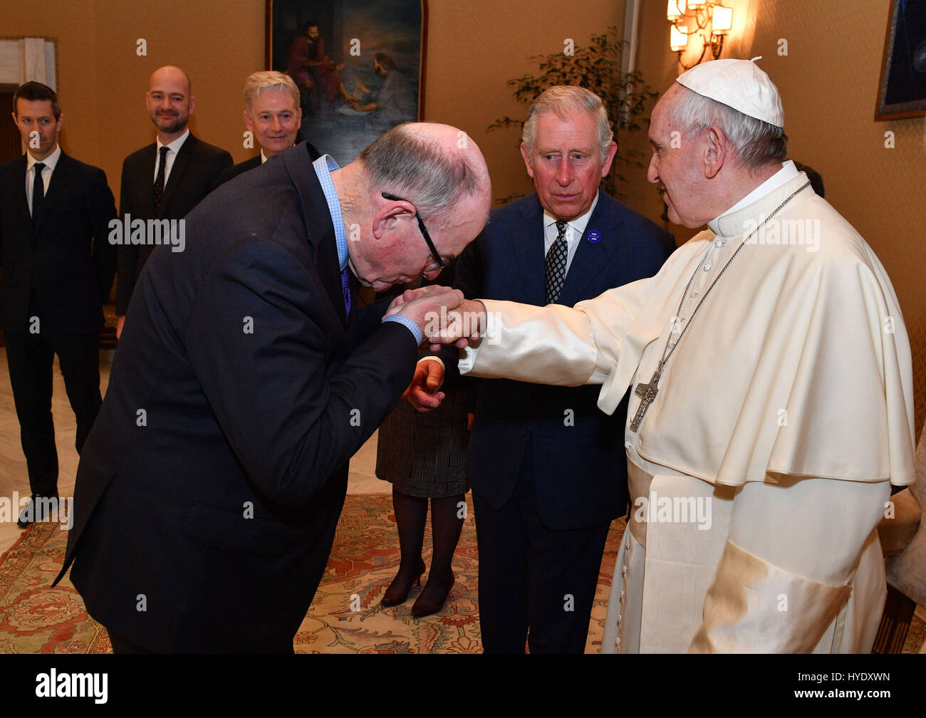 the-sun-royal-photographer-arthur-edwards-kisses-the-hand-of-pope-HYDXWN.jpg