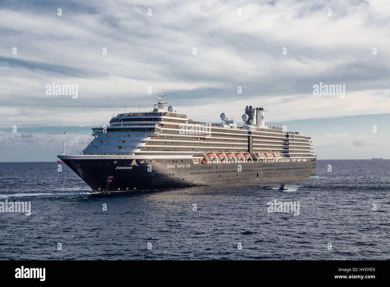 Huge Black And White Luxury Cruise Ship Sailiing Off Stock Photo Alamy