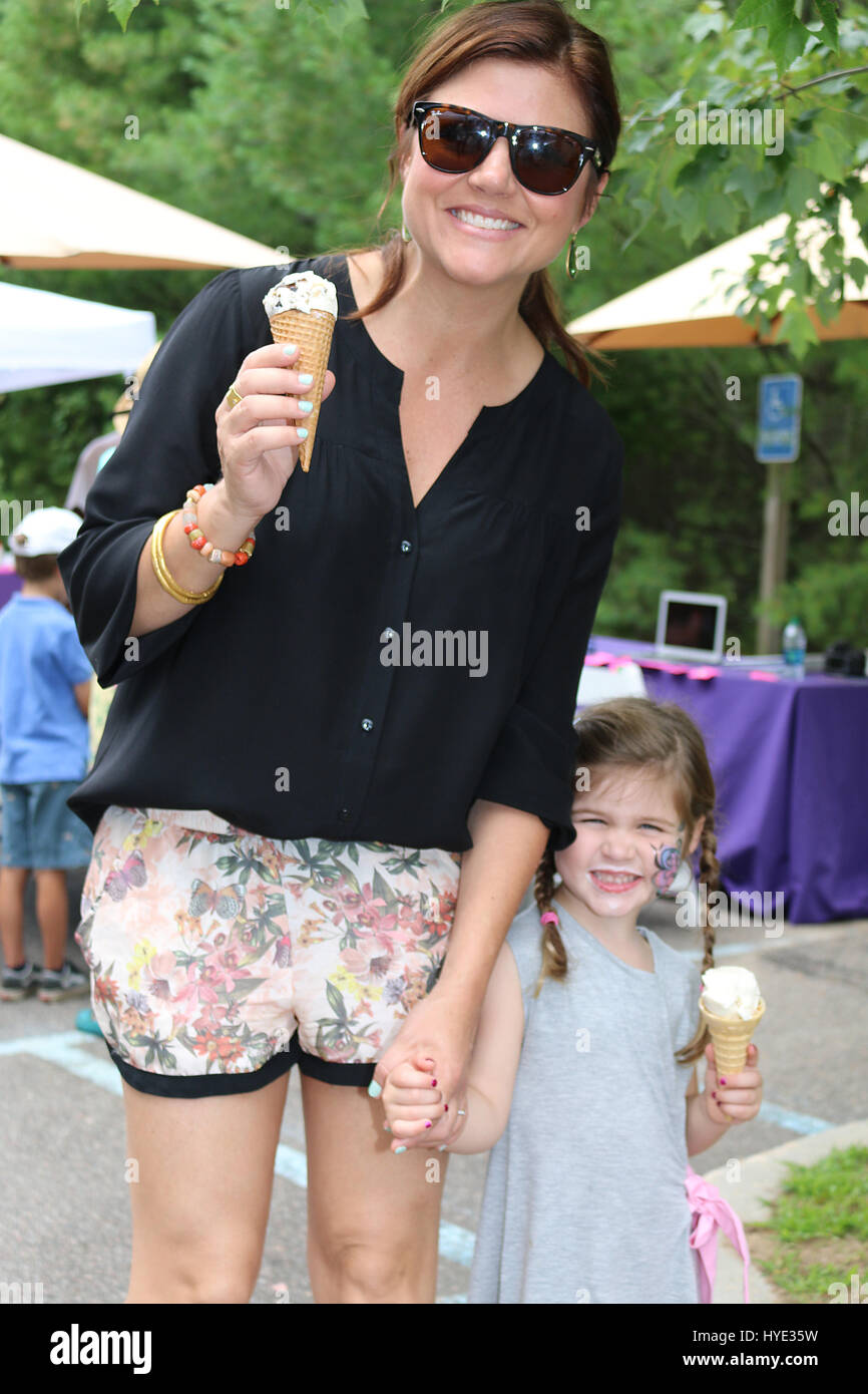 BRIDGEHAMPTON, NY JULY 19 Tiffani Thiessen and daughter Harper Renn(01)