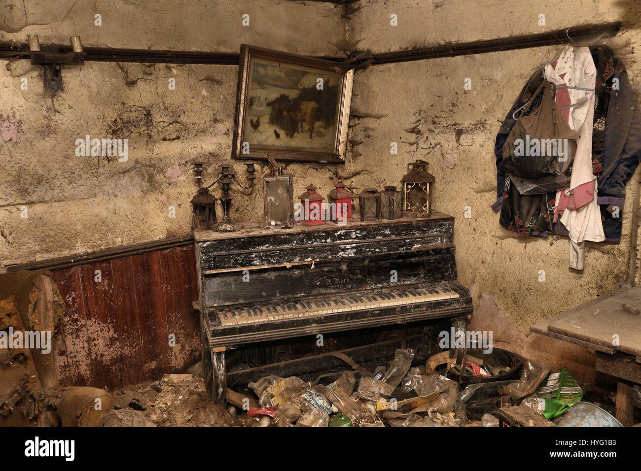 вещи заброшенных домов. иконы в заброшенных домах. вещи в заброшенных домах. старинные вещи в заброшенных домах. старая квартира.