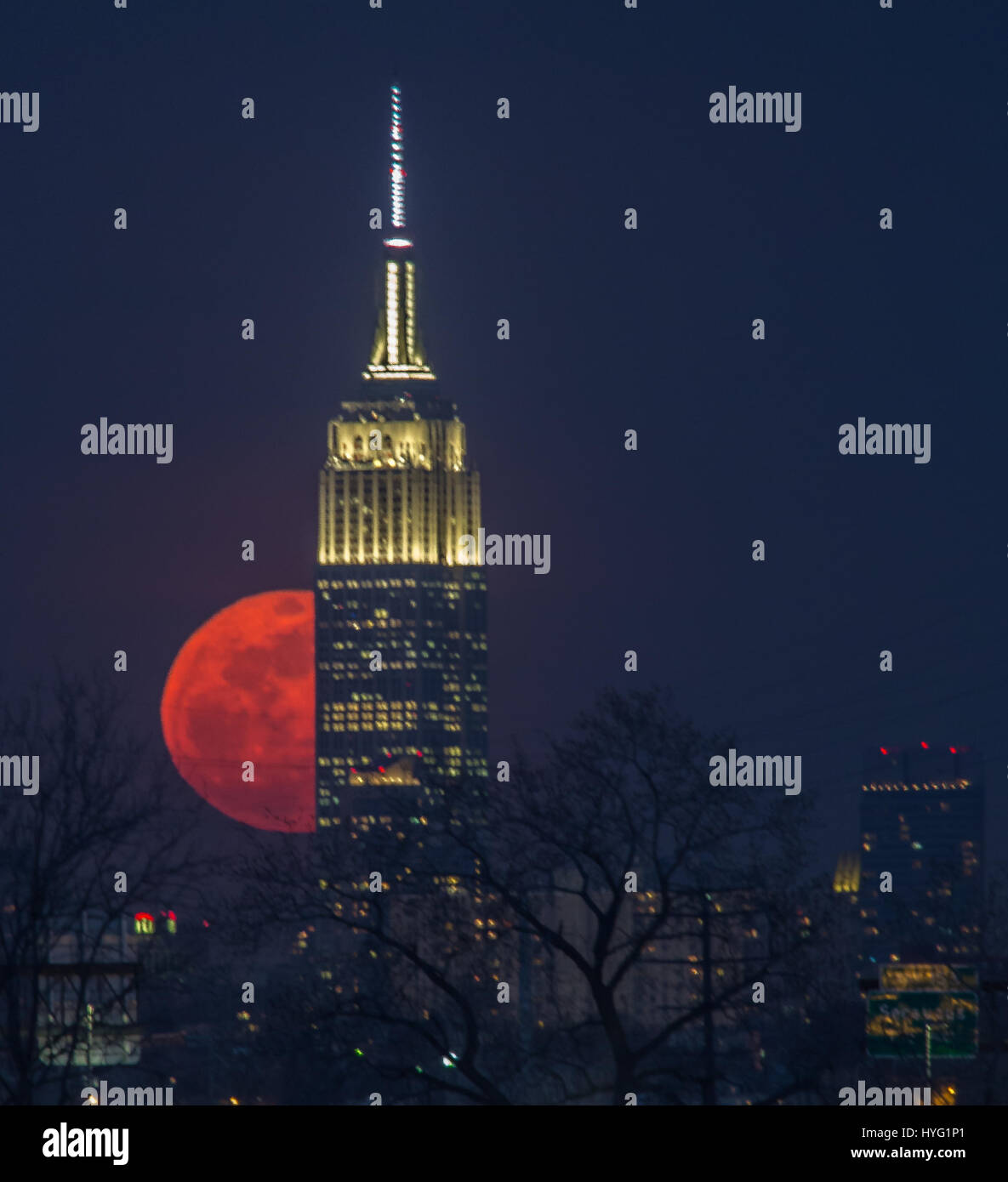 New York Usa New York S Iconic Empire State Building Caught Between New York Usa New York S Iconic Empire State Building Caught Between
