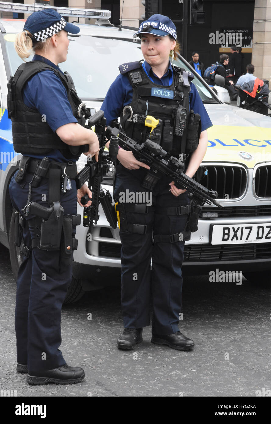 Armed Female Metropolitan Police Officers Parliament Square Westminster London Uk Stock