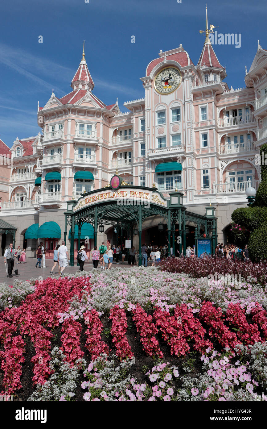 The Disneyland Hôtel and the main entrance to Disneyland Paris, Marne-la-Vallée, near Paris, France. Stock Photo
