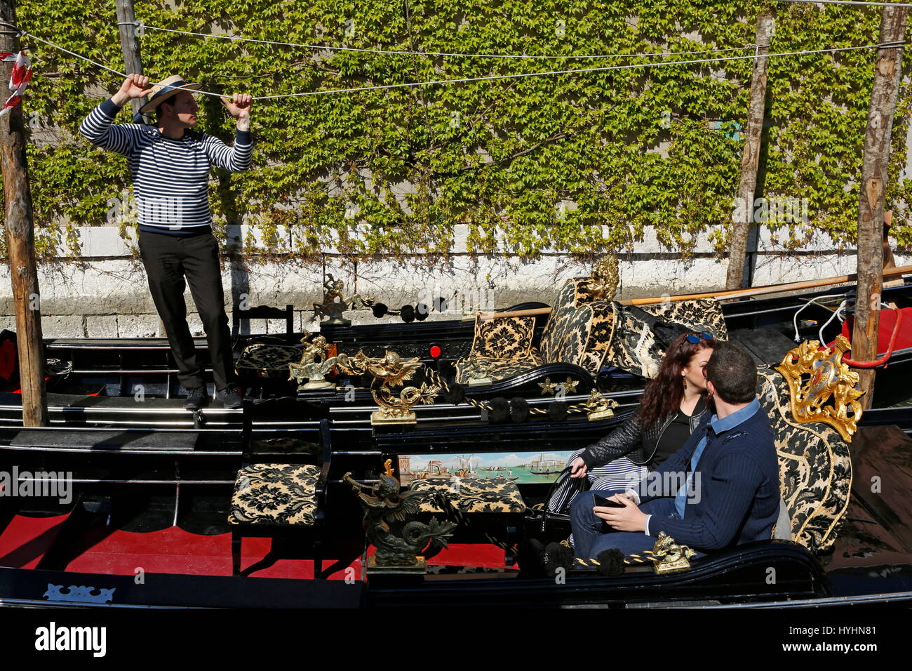 Touristen in einer Gondel,Gondel,Seitencanal,Venedig,Region Venetien, Italien Stock Photo