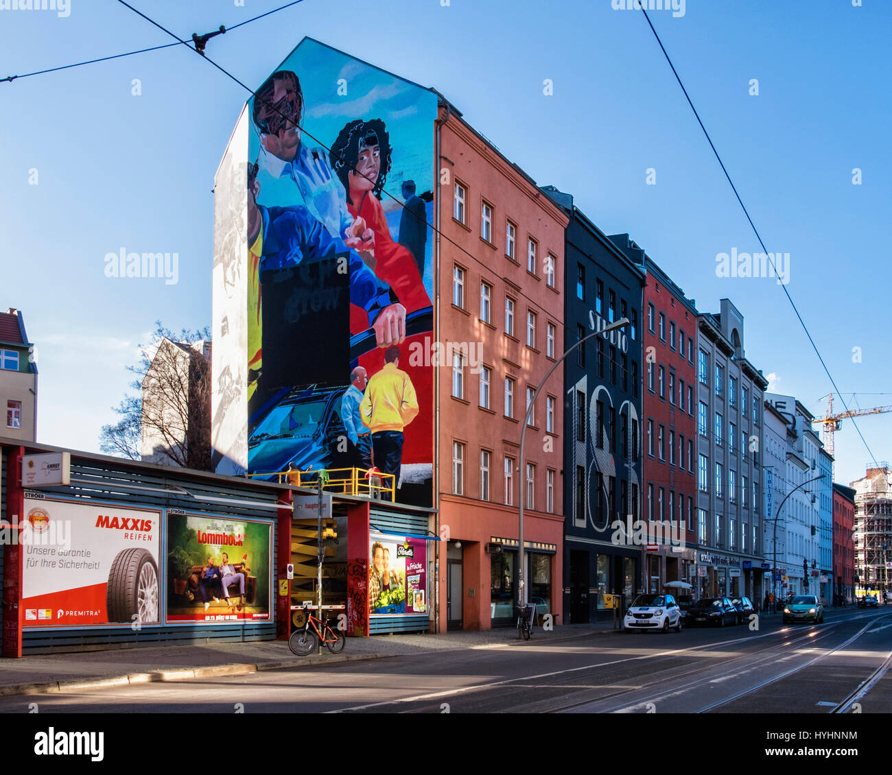 Berlin, Mitte. Mural Mercedes-Benz advertisement. Painting by commercial  artists on scissor lift Stock Photo - Alamy