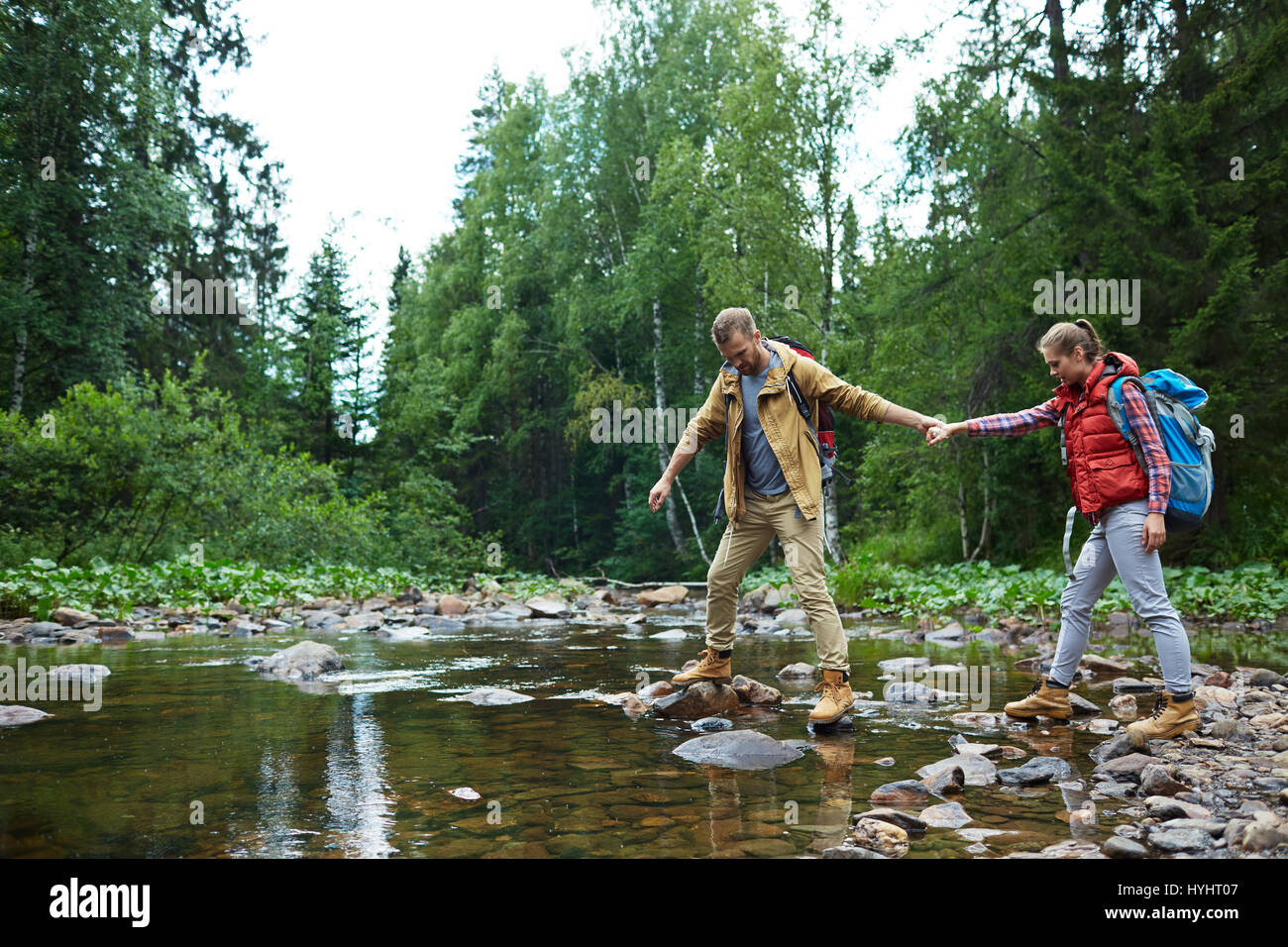 Причастный оборот как. При переходе через ручей у меня чавкнул. При переходе через ручей у меня чавкнул сапог и оттого с осины. При переходе через ручей у меня чавкнул. Текст с пропусками.