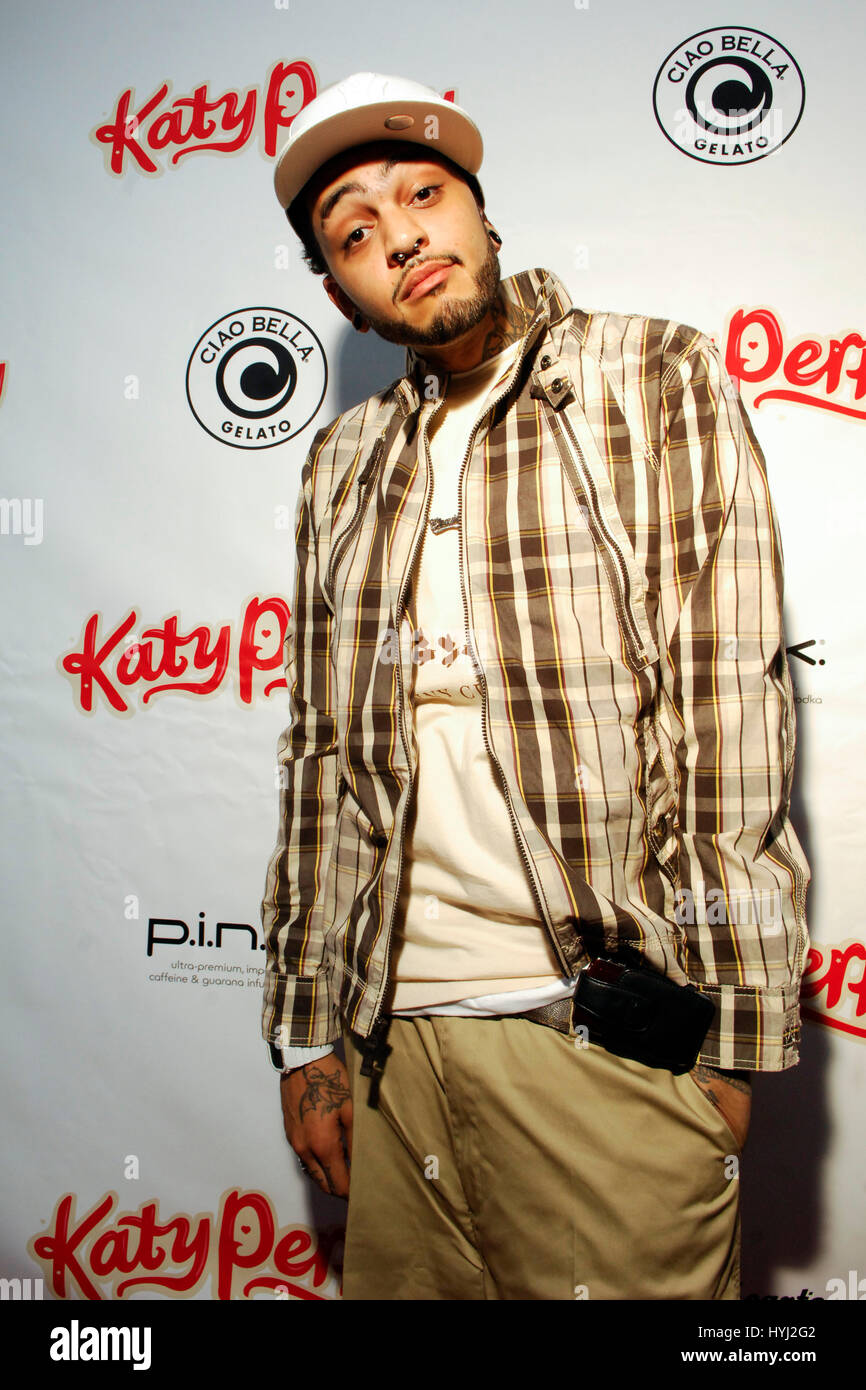 Singer Travis Mccoy Of Gym Class Heroes Attending Katy Perry Cd Stock Photo Alamy Singer Travis Mccoy Of Gym Class Heroes Attending Katy Perry Cd Stock Photo Alamy