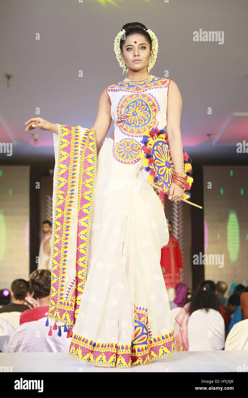 Dhaka, Bangladesh. 3rd Apr, 2017. Bangladeshi model displays clothes