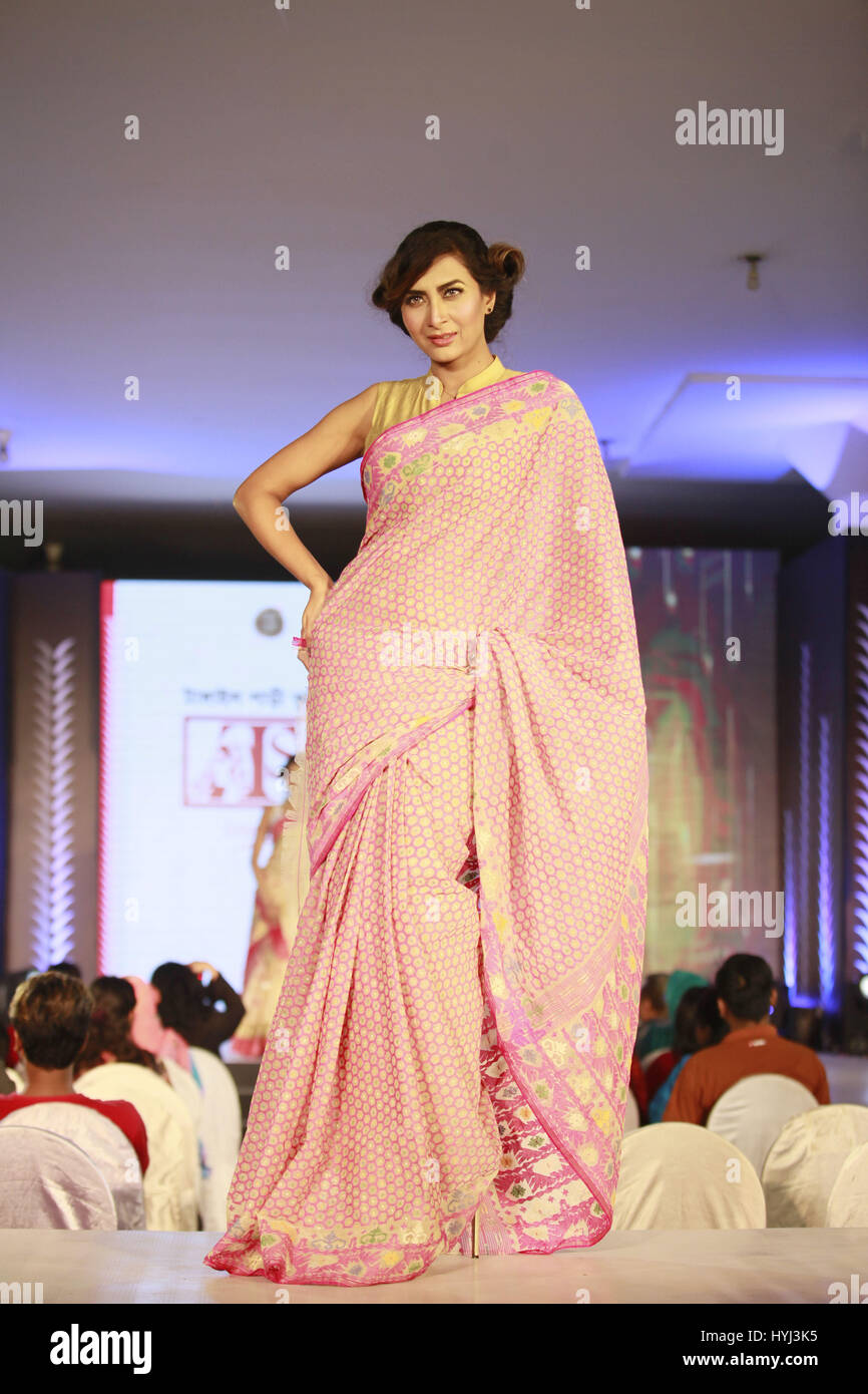 Dhaka, Bangladesh. 3rd Apr, 2017. Bangladeshi model displays clothes