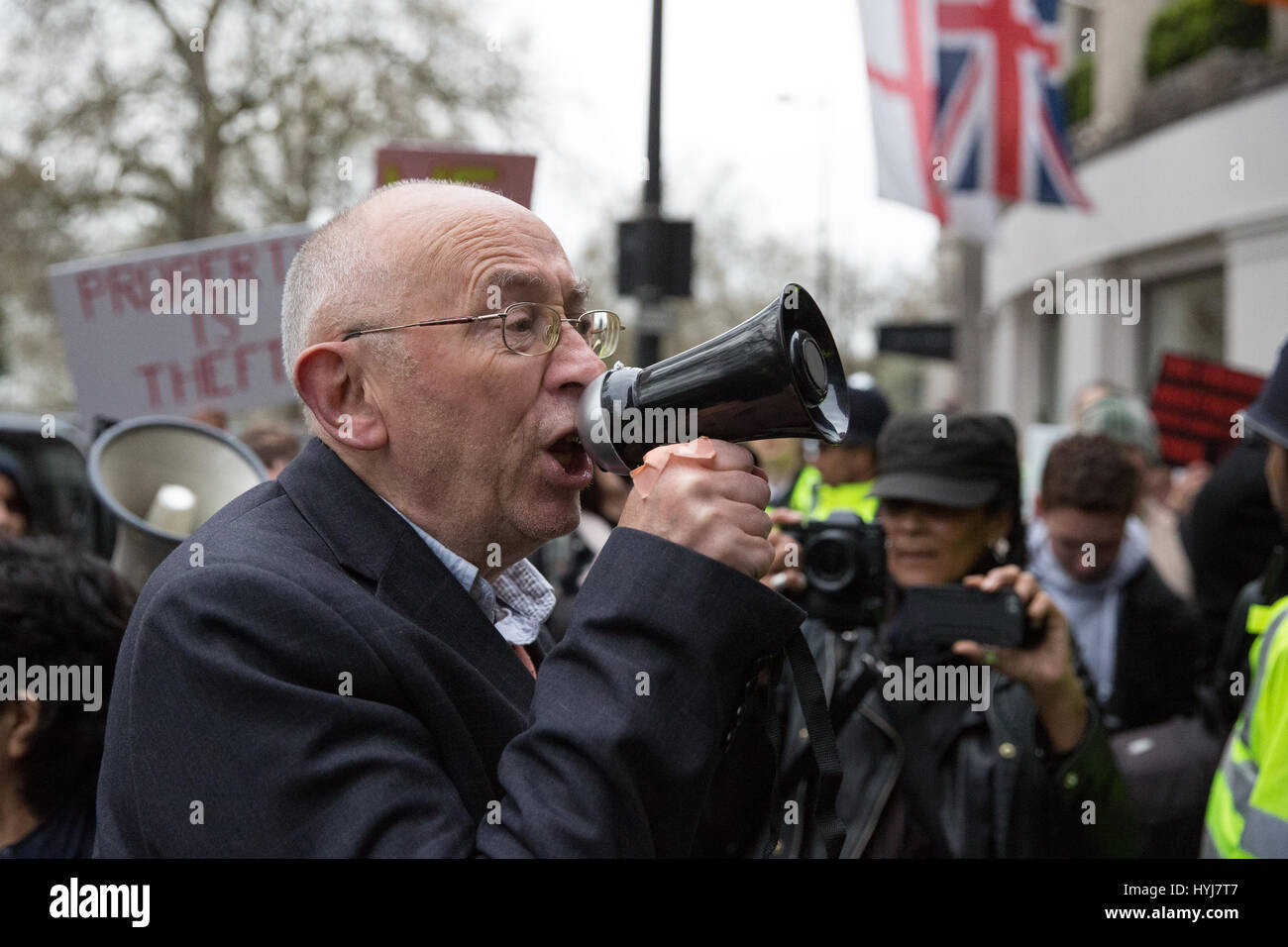 London, UK. 4th April, 2017. Ian Bone of Class War addresses activists campaigning for social housing and against gentrification and social cleansing protesting outside the Property Developers' Awards, an extravagantly expensive black tie event, at the Grosvenor House Hotel in Park Lane. During the protest, cockroaches and manure were deposited in front of the hotel. Stock Photo