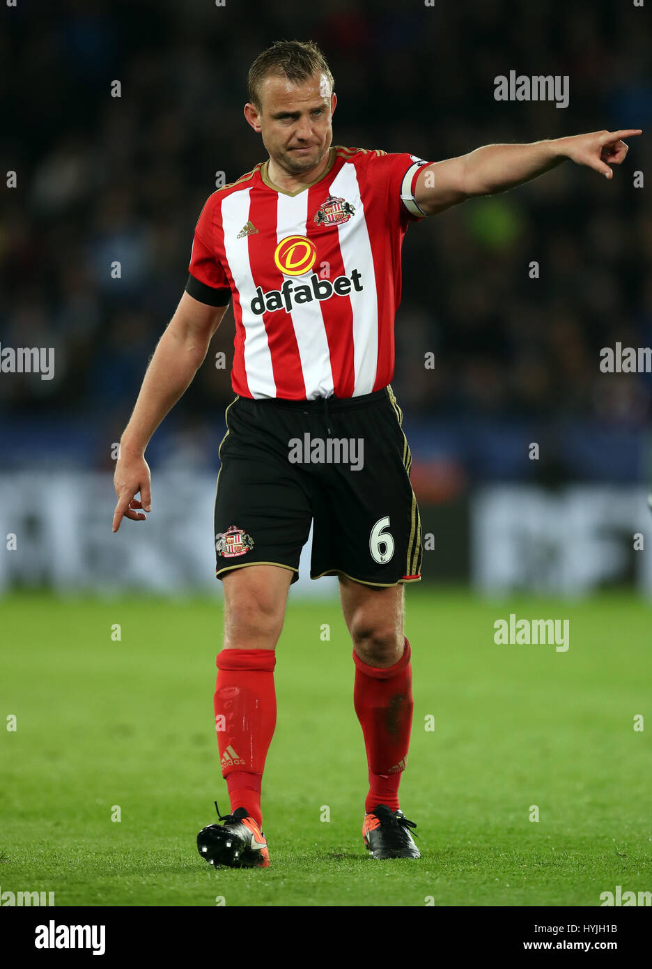 Sunderland s Lee Cattermole during the Premier League match at the King Power Stadium Leicester Stock Photo Alamy