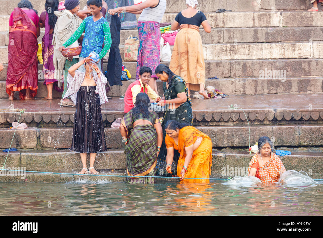 Pilger an den Ghat am Ganges, Varanasi, Uttar Pradesh, Indien Stock Photo