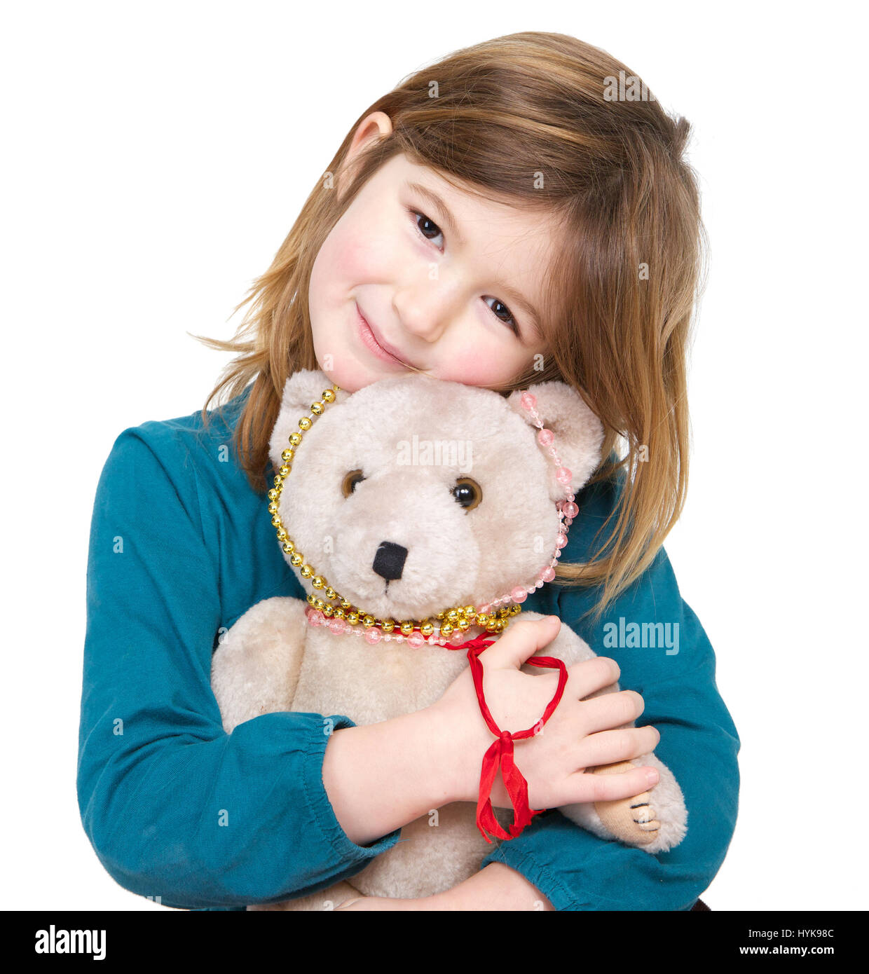 ребенок с игрушкой в руках. игрушки для девочек. маленькая девочка с игрушкой. держит игрушку. девочка держит игрушку.