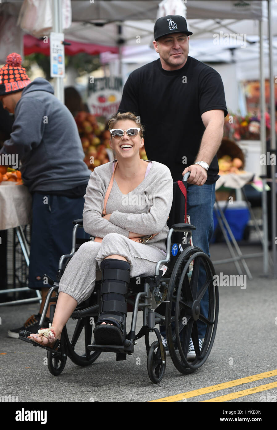 band Staat strottenhoofd Jodie Sweetin, with a broken leg, is pushed in her wheelchair by her fiance  Justin Hodak at a farmer's market over the weekend Featuring: Jodie Sweetin,  Justin Hodak Where: Los Angeles, California,