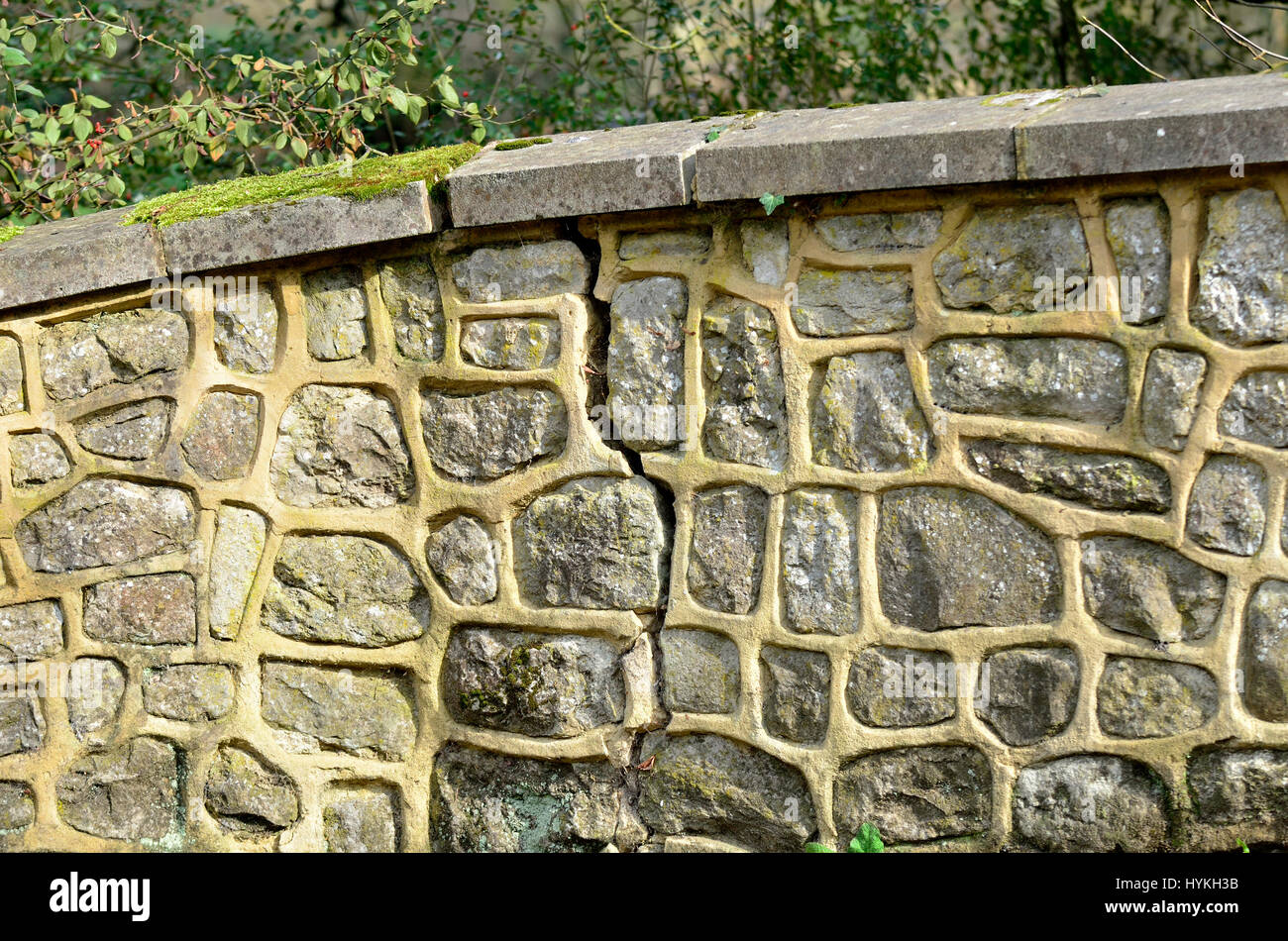 Cracked garden stone wall (Kent, UK) Stock Photo