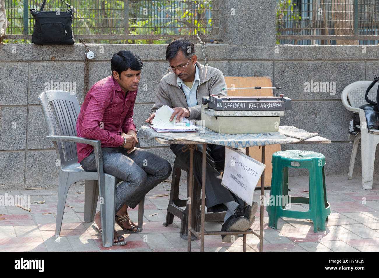 Schreibtätigkeiten und Büroservice auf der Straße, Delhi, Indien Stock Photo